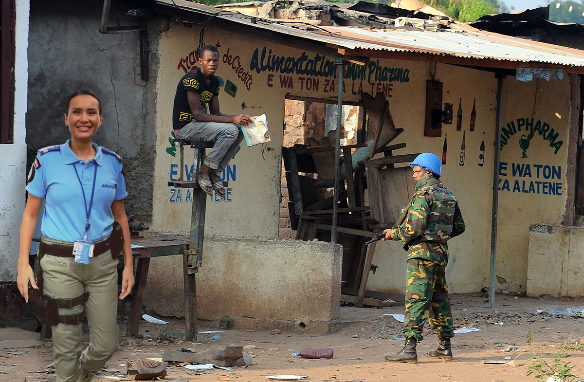 O femeie-jandarm din România, în iadul din mijlocul Africii. Acolo, localnicii își măcelăresc dușmanii cu macetele, îi omoară cu pietre sau îi ard de vii!