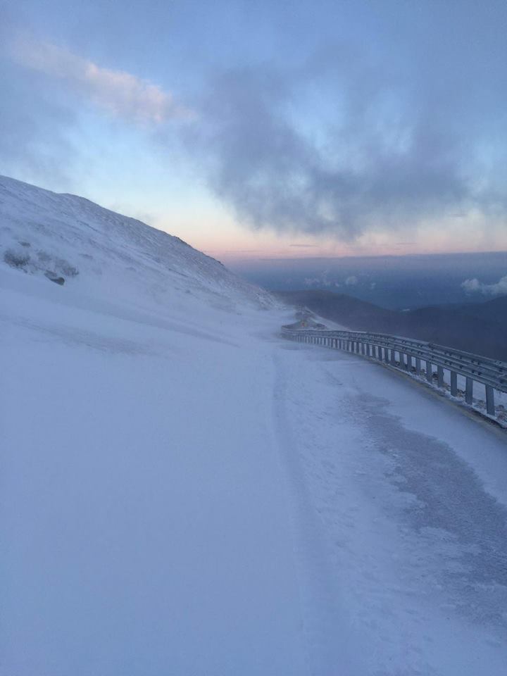 La sfârșit de primăvară, pe Transalpina se deszăpezește!