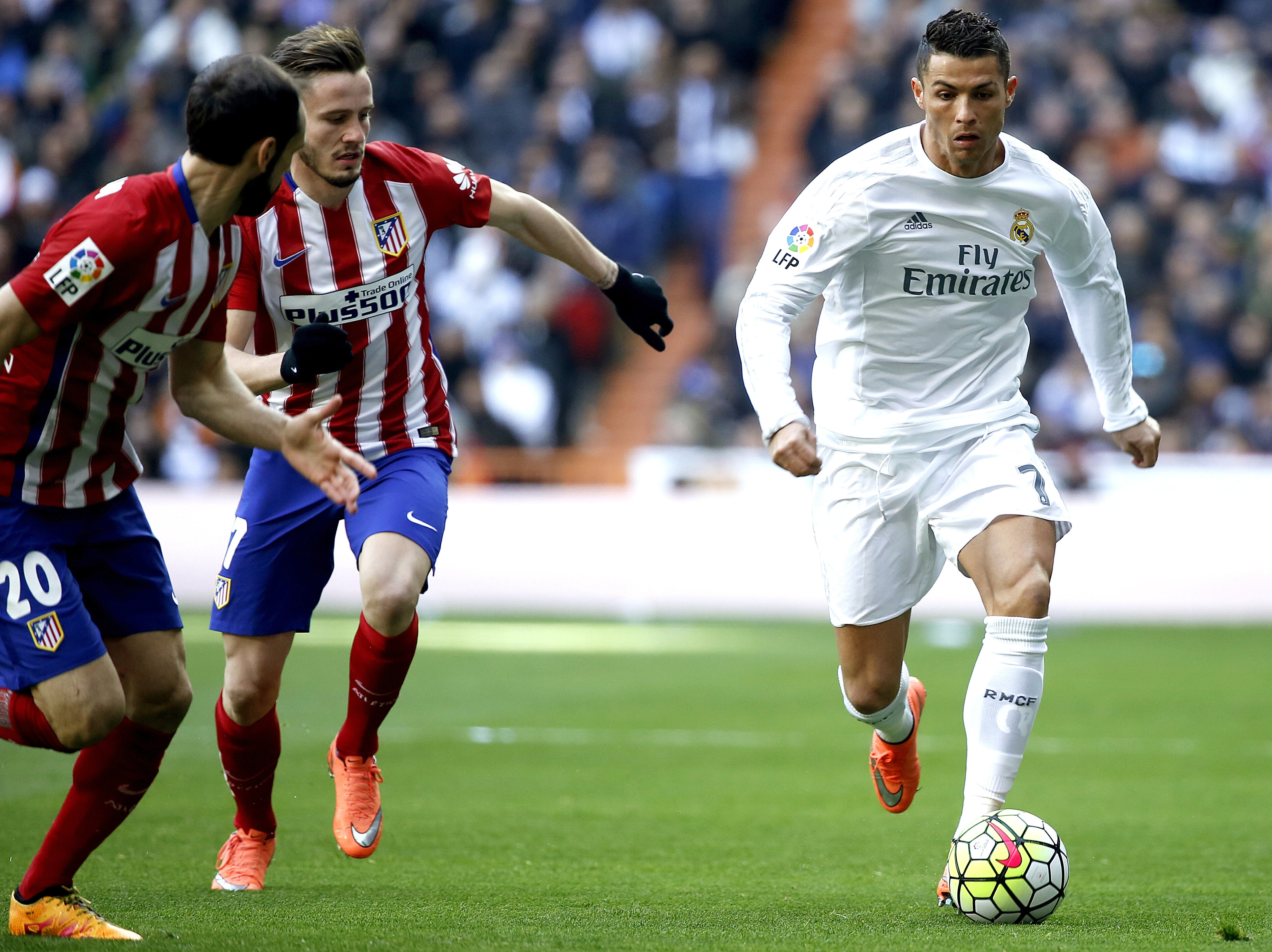 Real Madrid a pierdut, practic, titlul. ”Albii” nemulțumitului Ronaldo, bătuți din nou de rivala Atletico. Espanyol-ul lui Gâlcă a făcut show la Gijon / VIDEO