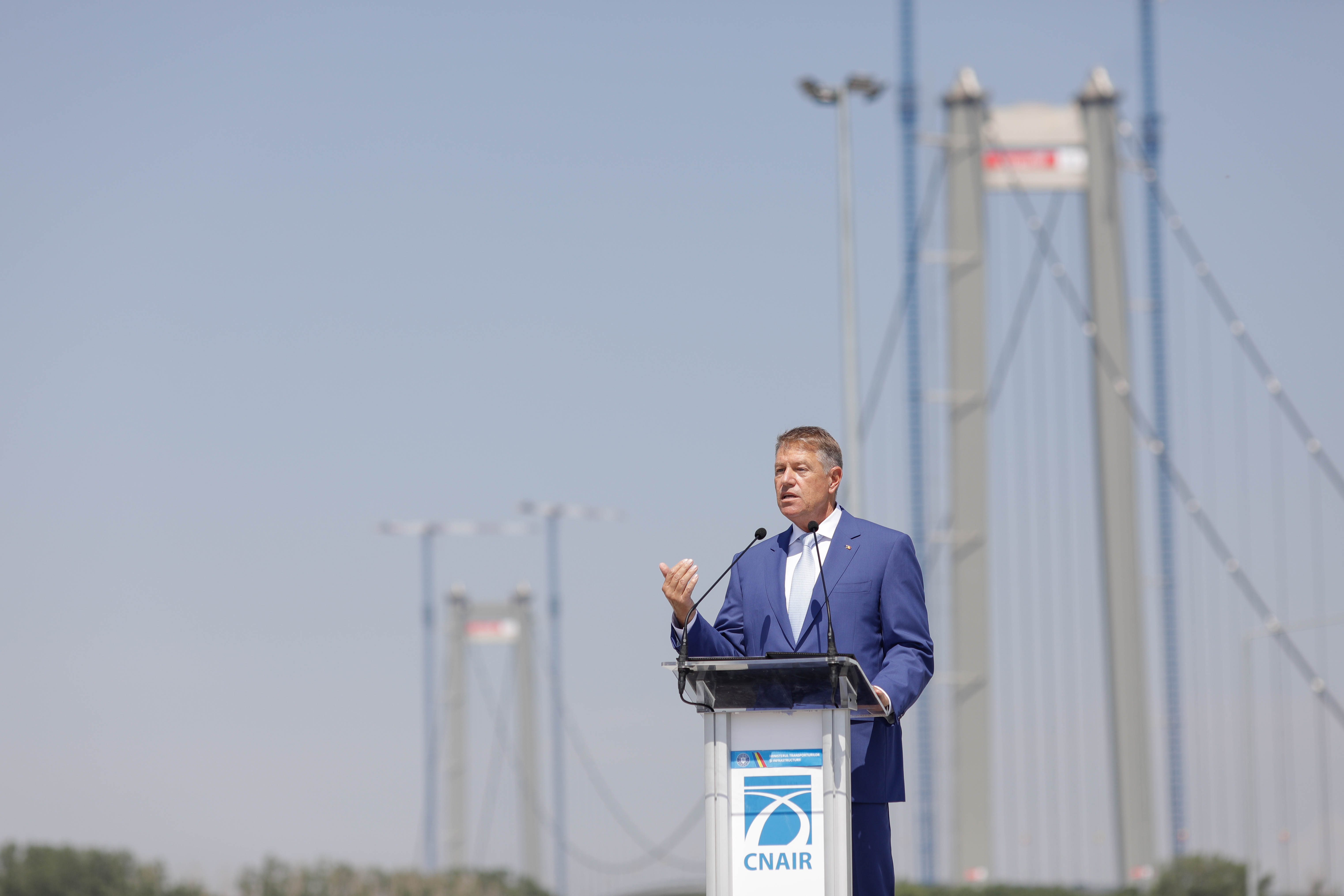 Podul suspendat peste Dunăre, deschis circulației, cu restricții pe timpul nopții. Iohannis: „Cea mai amplă construcție din ultimele 3 decenii"