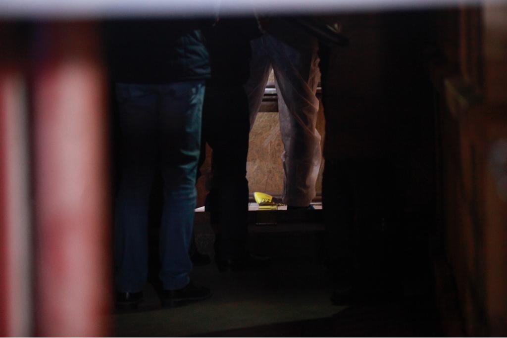 FOTO/Un tânăr și-a înjunghiat mortal unchiul, fost cadru militar. Vecinii spun că se droga şi avea un anturaj dubios