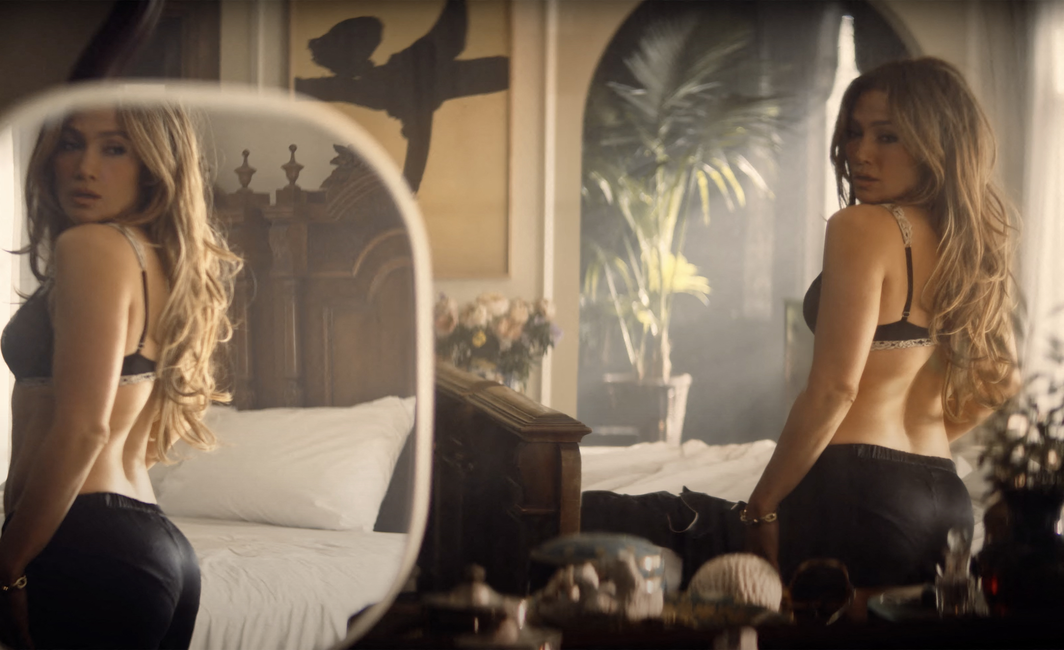 Jennifer Lopez a pozat în lenjerie intimă la 54 de ani: „Asta sunt eu, acum”. Cum se menține în formă
