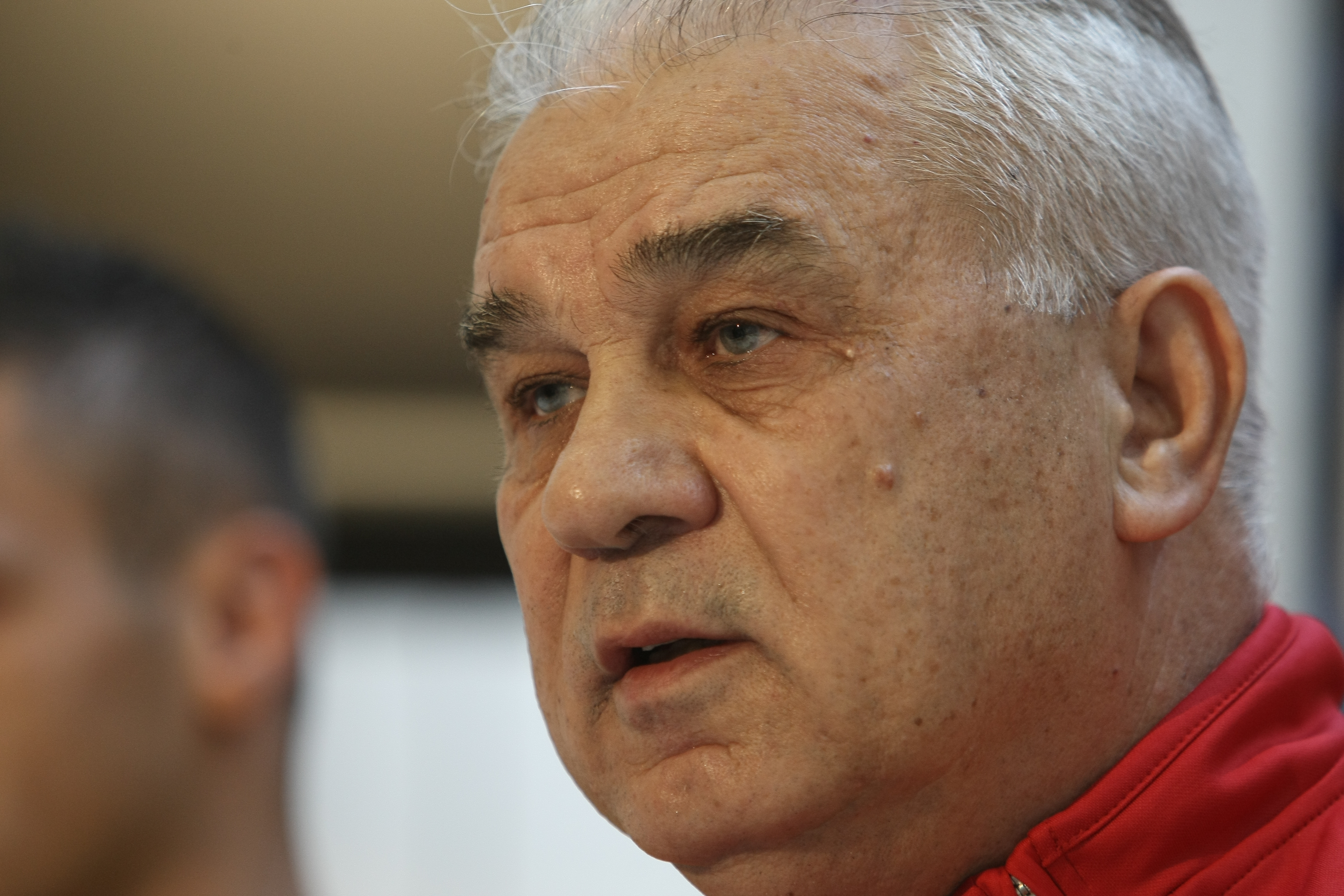 PRELIMINARIILE EURO 2016, ROMÂNIA - GRECIA (luni, ora 21.45, TVR 1) / Puiu e nervos. A plecat brusc din conferința de presă. Nu știe dacă va fi lăsat la cârma naționalei, ^dacă va califica echipa la turneul final din Franța. Ce au declarat tricolorii la Mogoșoaia / GALERIE FOTO