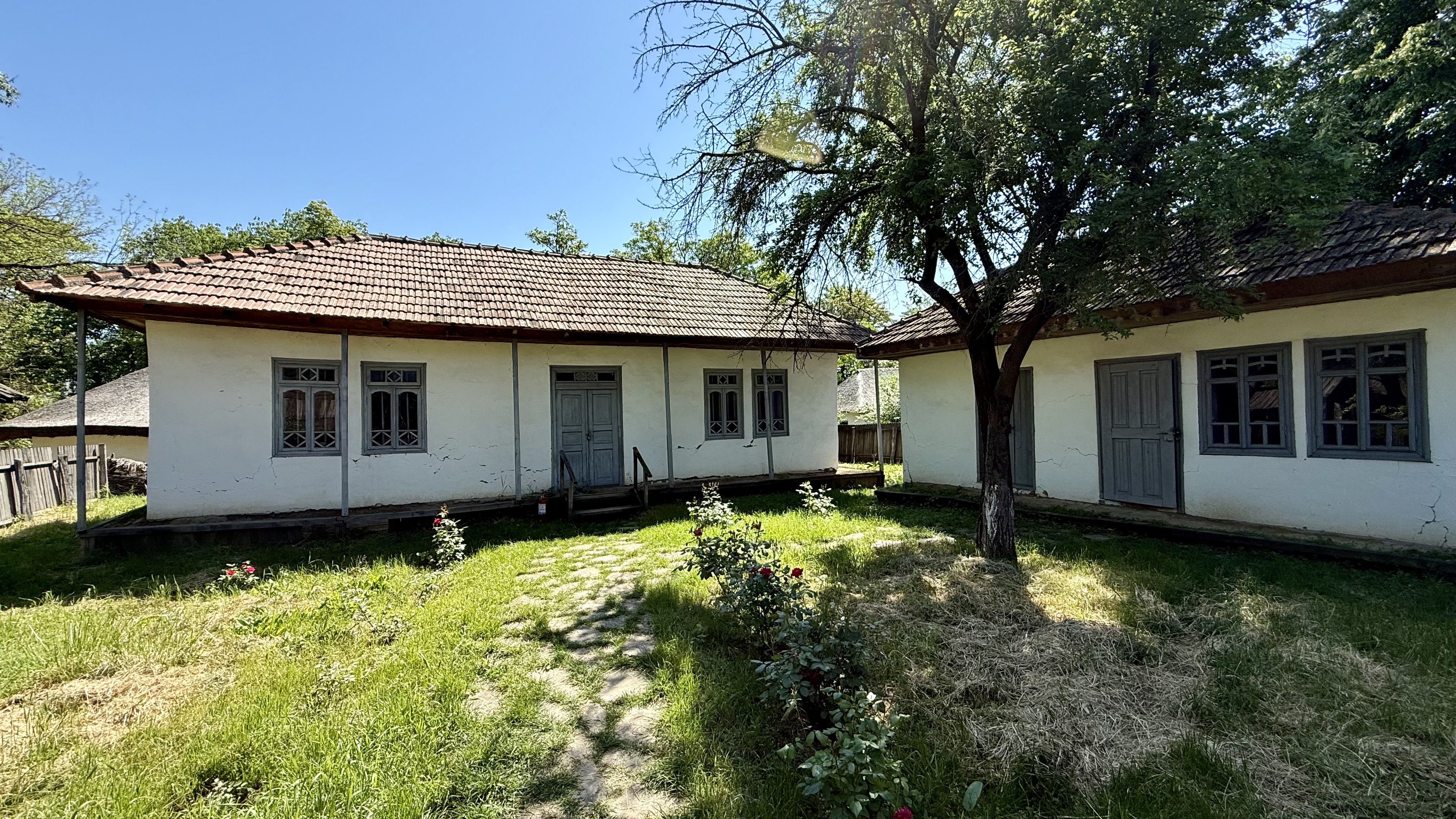 Patru meșteri din Maramureș refac, ca acum un secol, o casă din inima Bucureștiului: „Asta-i istoria! Facem totul manual, ca pe vremuri”