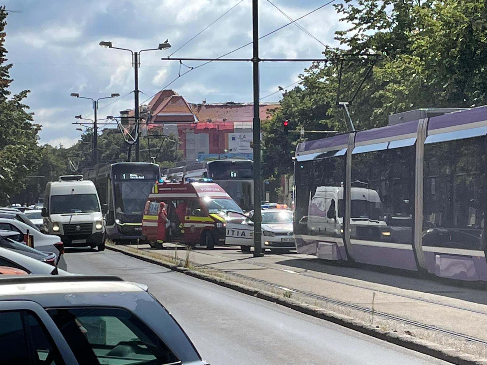 Femeie rănită după ce o bară de susținere dintr-un tramvai nou din Timișoara s-a desprins
