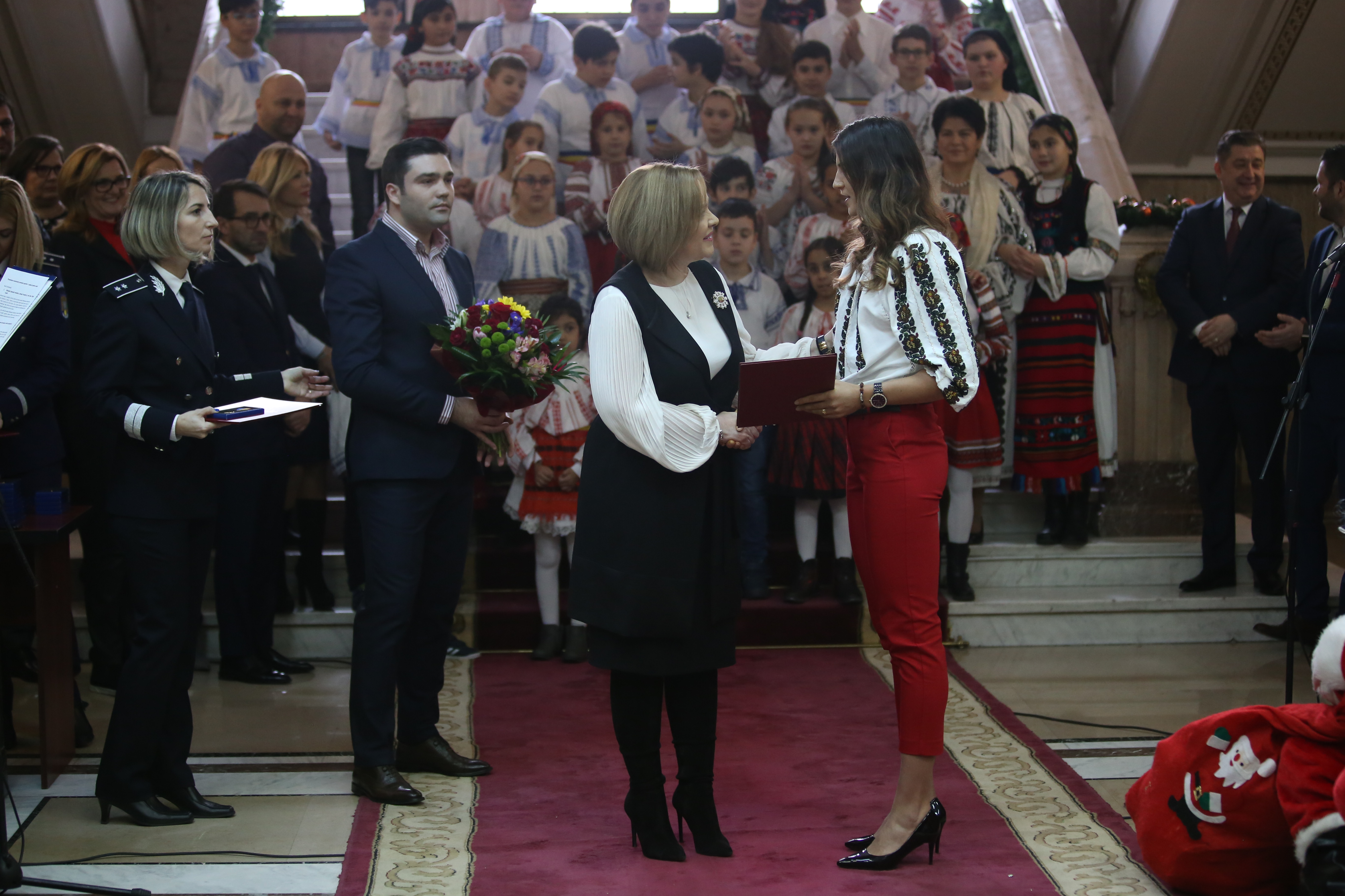 GALERIE FOTO / Moș Crăciun, intrare spectaculoasă, la petrecerea de la CS Dinamo