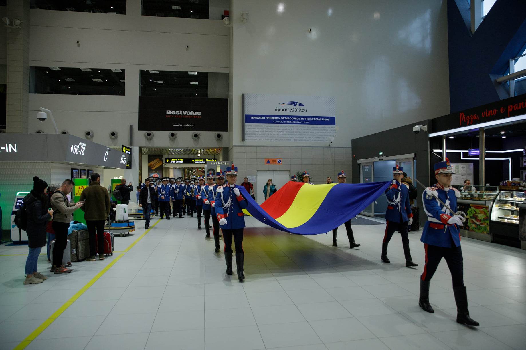 Flashmob pe Aeroportul Otopeni, de 1 Decembrie: defilări ale Jandarmeriei Române pe melodii folclorice interpretate de fanfară. VIDEO