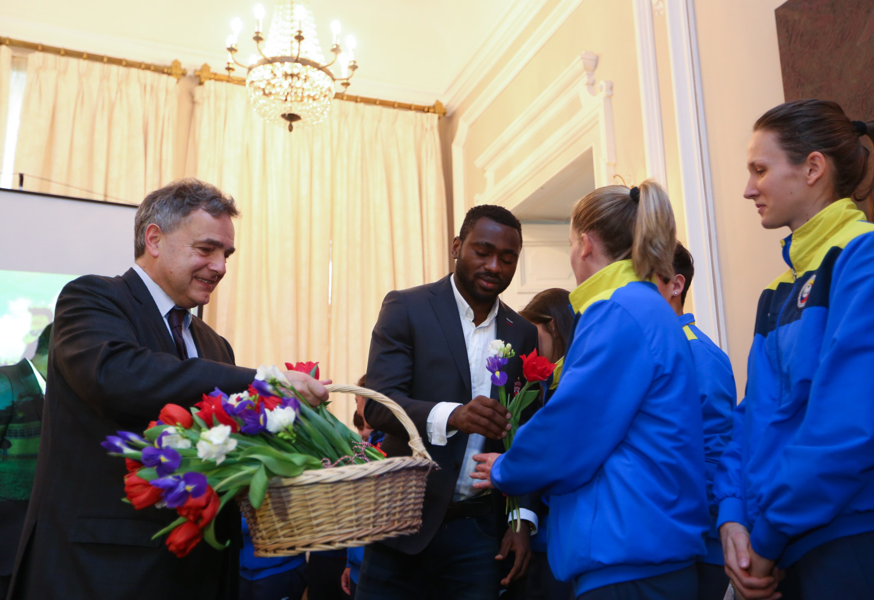 Fetele din naționala de fotbal, mărțișoare de la Ambasada Franței. Și dinamoviștii au onorat Ziua Femeii. ”Bizonașul” a făcut deliciul zilei/ FOTO
