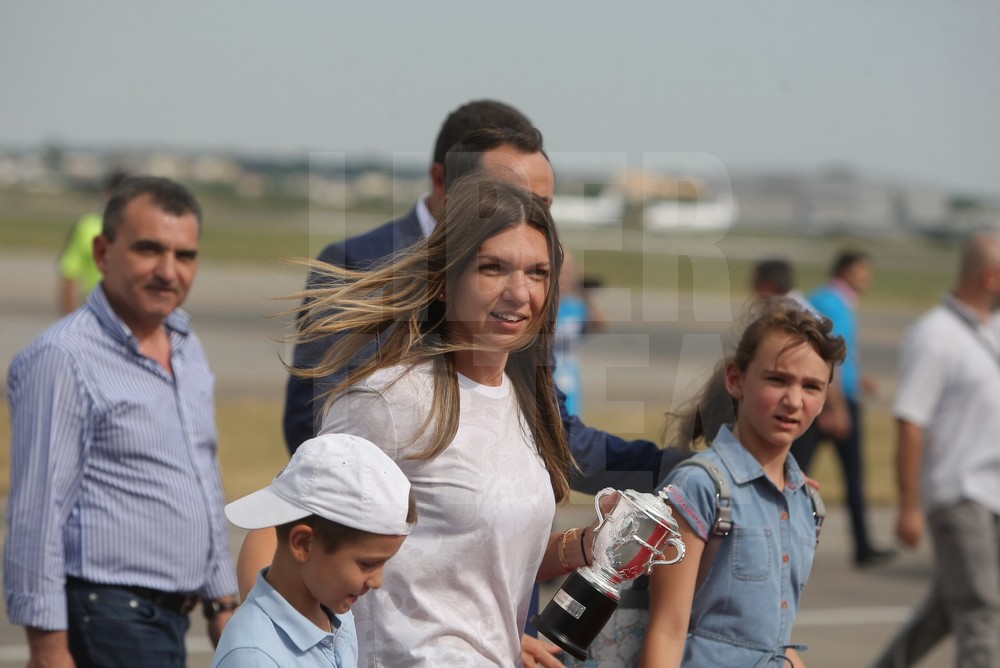 VIDEO&FOTO. Sosirea Simonei Halep în România după ce a câștigat Roland Garros 2018. Așteptată pe covorul roșu!