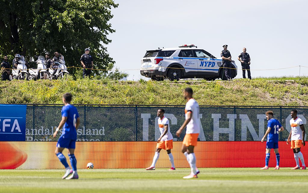 Drogkereső kutya, stábtaggal üvöltöző rendőr – meg
