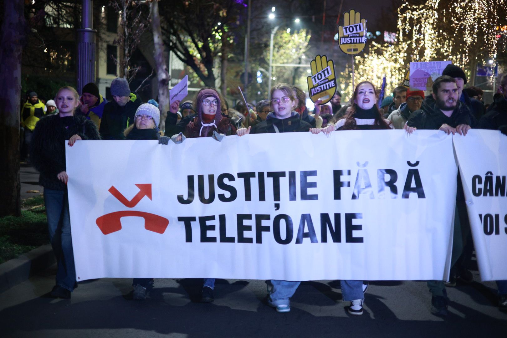 Marș pentru justiție în București: „Ați îngropat dosare / vă vrem la închisoare”/ Băsescu: MCV-ul ar putea fi reactivat