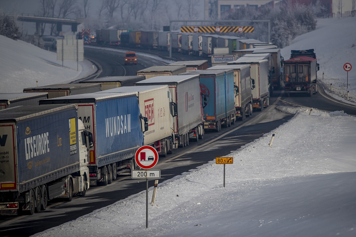 VIDEO | Sute de șoferi de TIR, mulți români, ținuți cu orele în viscol și ger la granițele Germaniei, ca să facă testul COVID