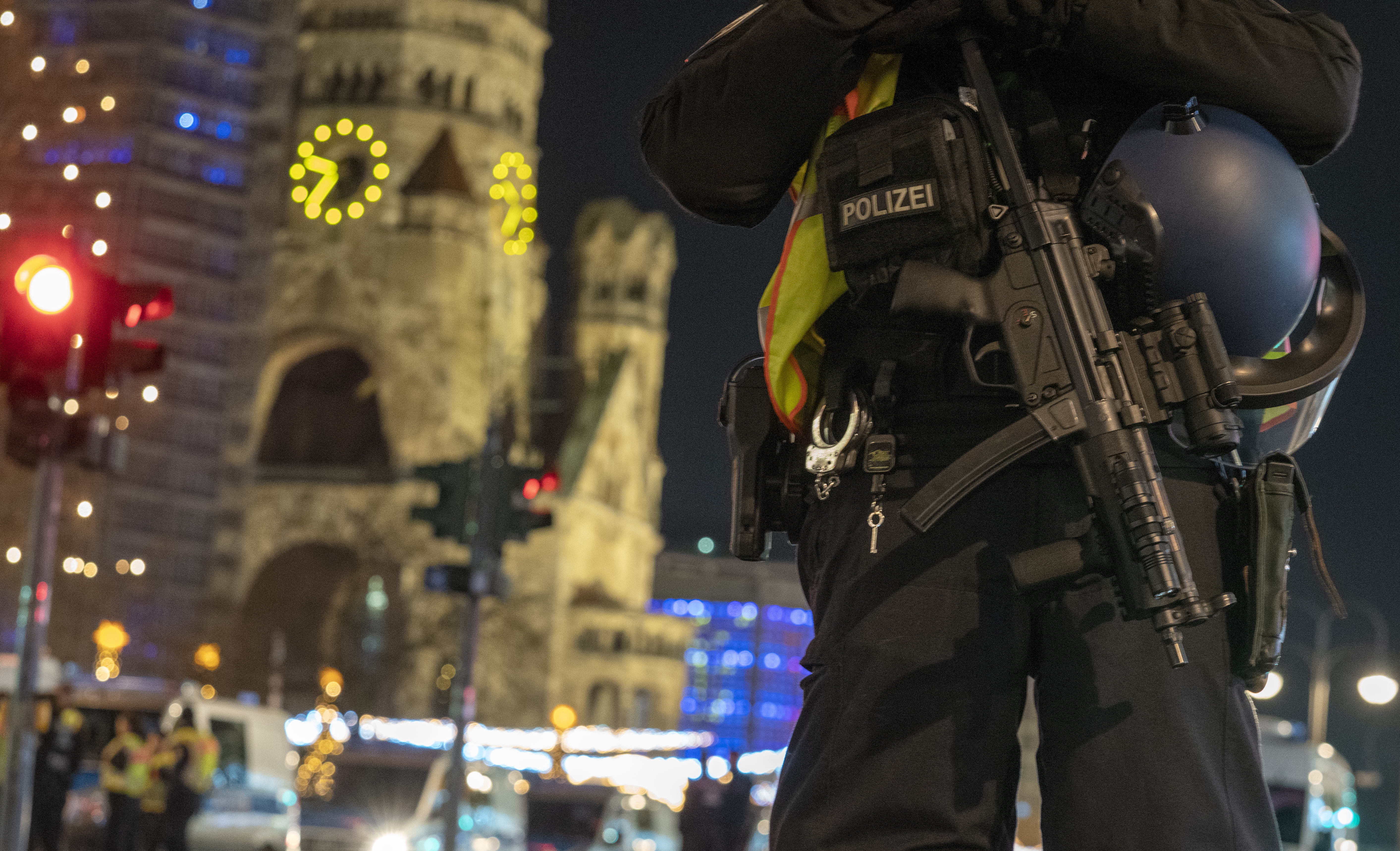 Târgul de Crăciun din Berlin, evacuat din cauza unui colet suspect. În urmă cu trei ani, în același loc mureau 12 oameni într-un atentat terorist