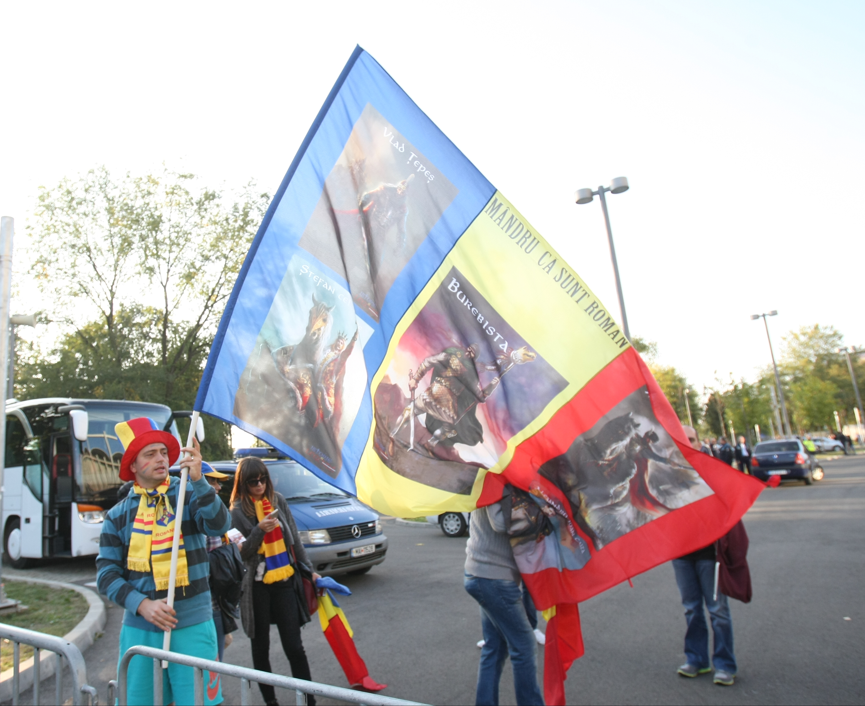 GALERIE FOTO / Jucătorii au ajuns la stadion. Suporterii români au făcut poze cu tricolorii