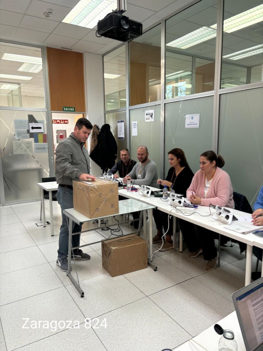 Imagini cu românii care au votat în diaspora la alegerile prezidențiale. Cel mai vârstnic alegător are 100 de ani