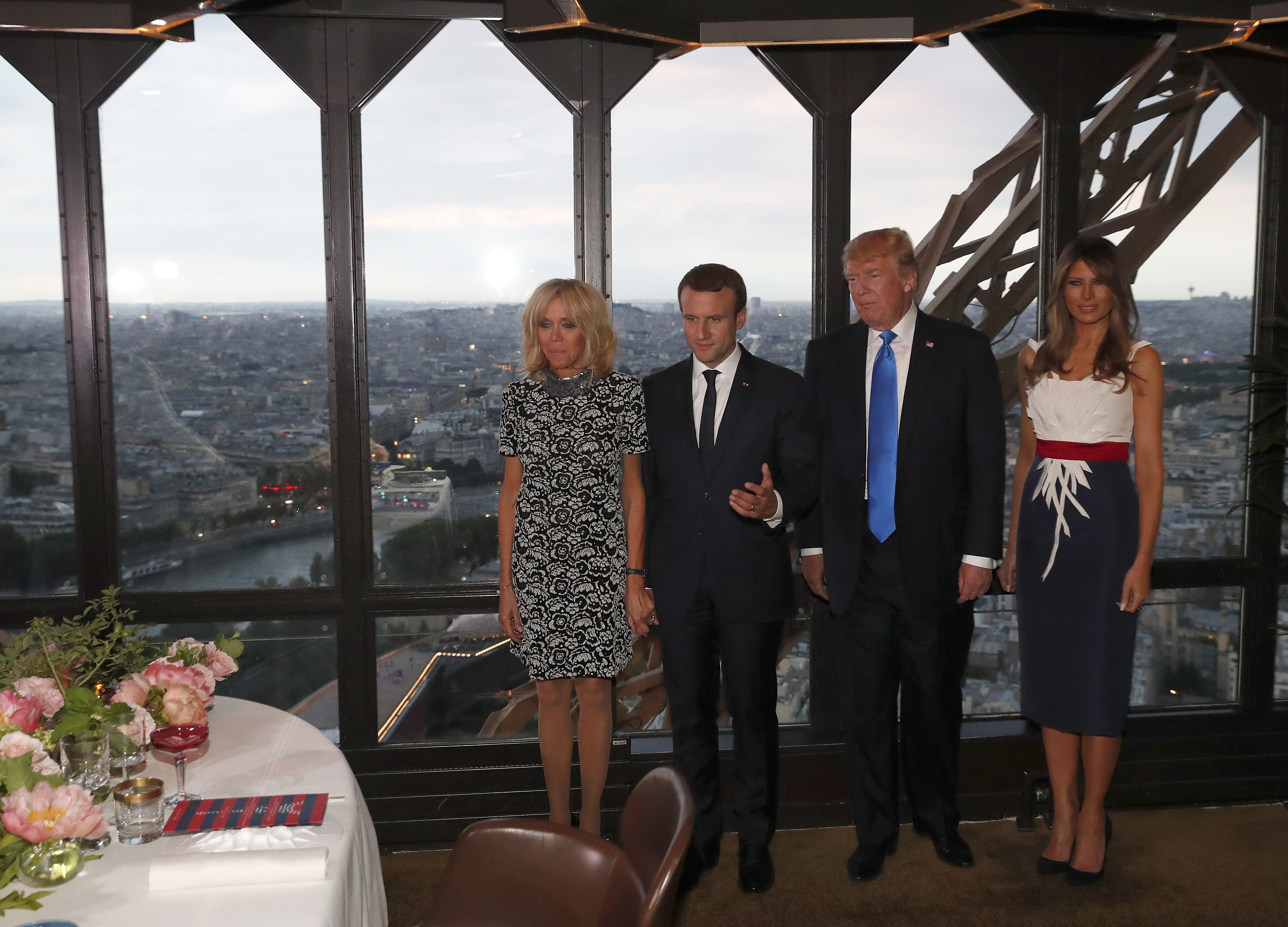 FOTO | Cuplurile Macron și Trump au luat cina la înălțime, într-un restaurant aflat la etajul doi al Turnului Eiffel