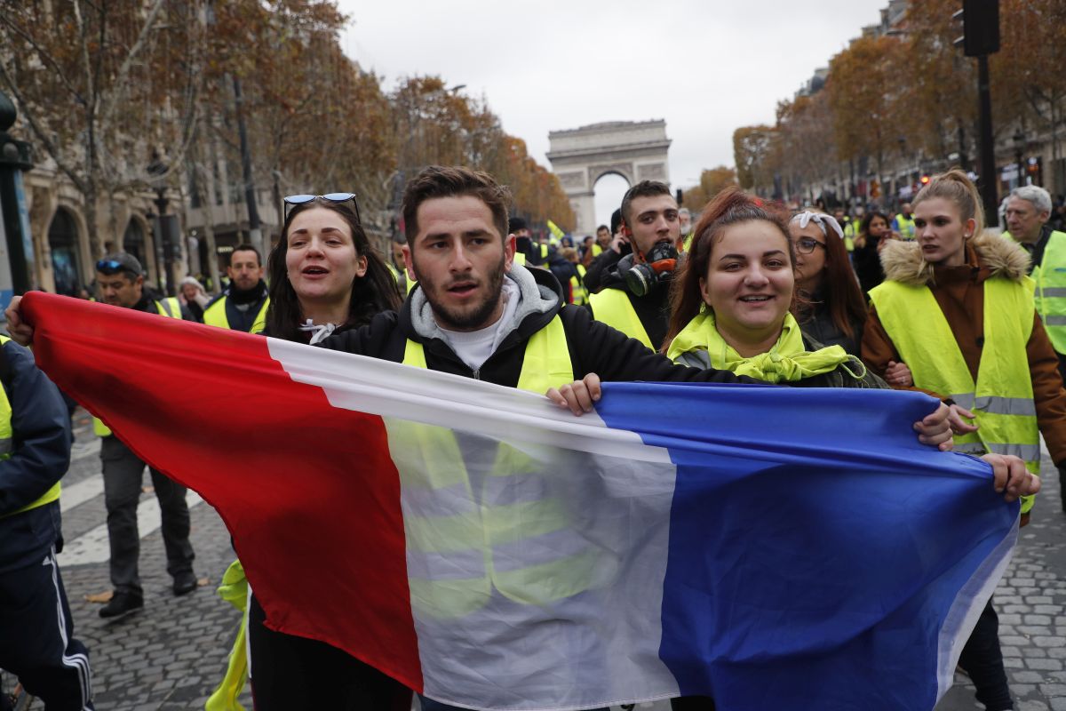 FOTO | Mesajul lui Emmanuel Macron pentru protestatarii „Vestele Galbene” care s-au confruntat cu jandarmii în Paris: „Ruşine să le fie”