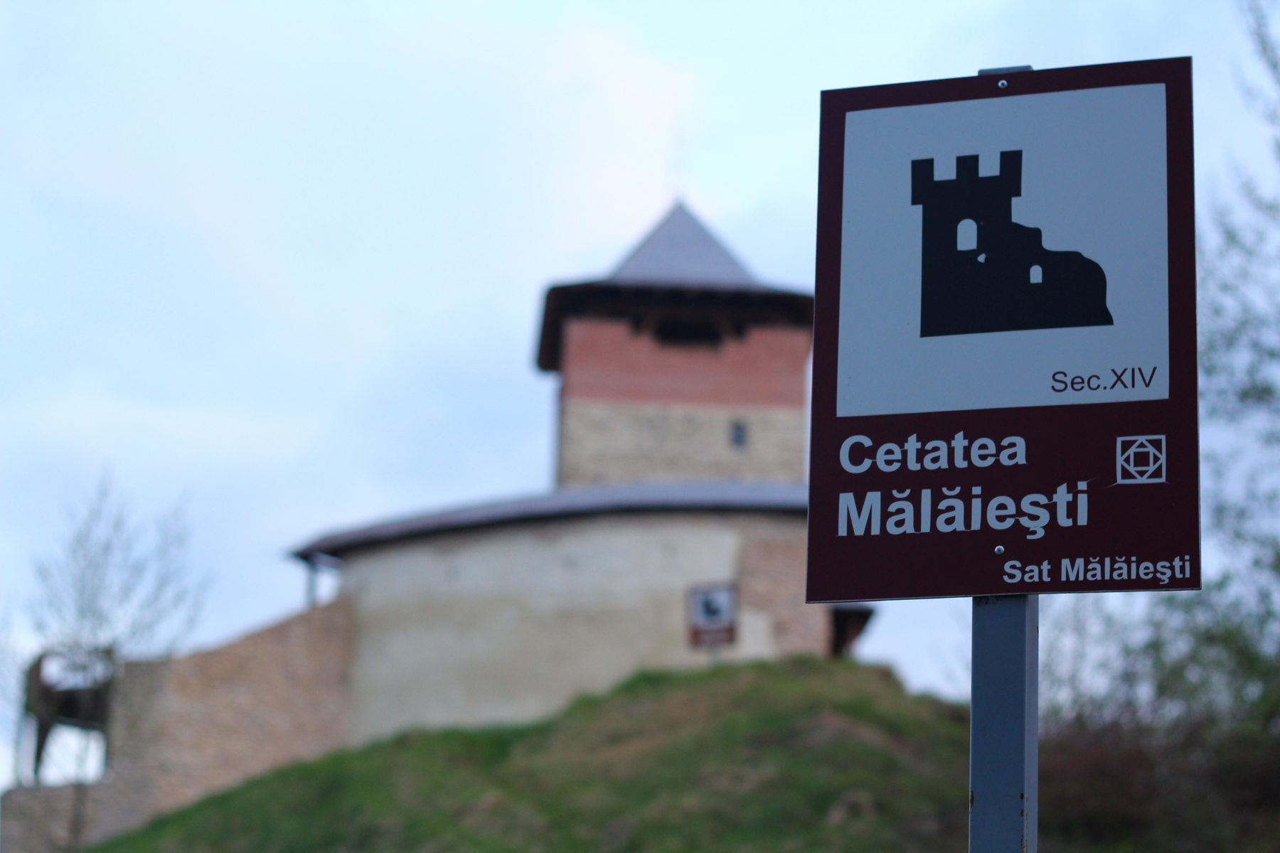 Cetatea Mălăiești din Țara Hațegului, restaurată cu termopane. Fortăreața veche de șase secole a devenit atracție pentru turiști