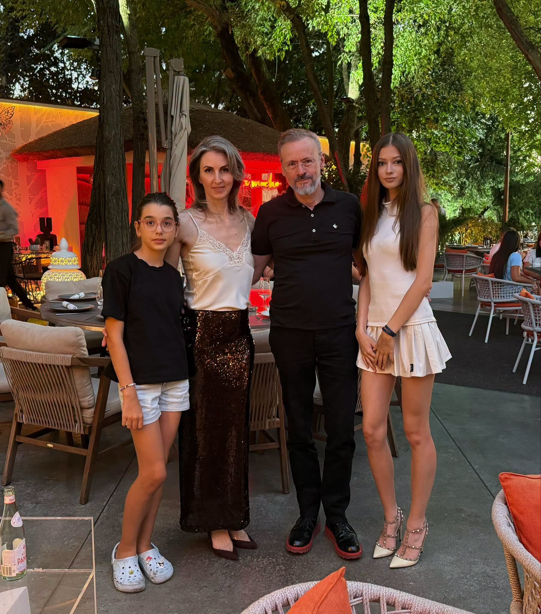 Imagine rară cu fiica Iuliei Albu alături de tatăl ei și soția acestuia. Mihai Albu și-a aniversat ziua de naștere. „Ale mele”