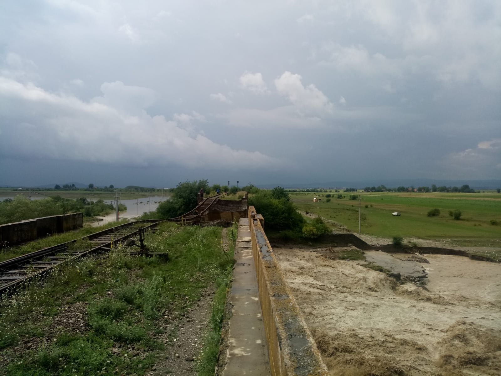 Zeci de locuinţe din şapte localităţi au fost inundate, în judeţul Braşov. Imagini șocante cu prăbușirea unui pod din cauza apelor dezlănțuite / FOTO&VIDEO