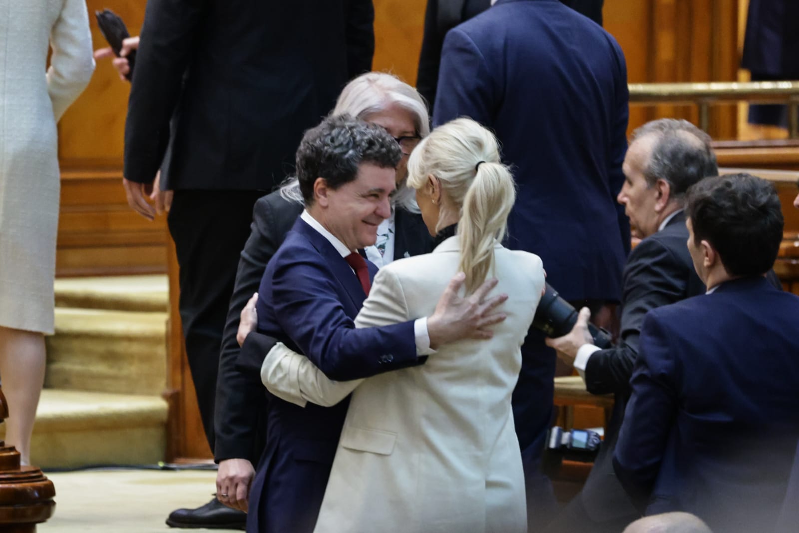 Nicușor Dan arată încă din prima zi că va fi președinte-jucător. Detalii surprinse la ceremonia de învestire: de la buna-dispoziție a lui Băsescu la încolonarea clasei politice | Reportaj