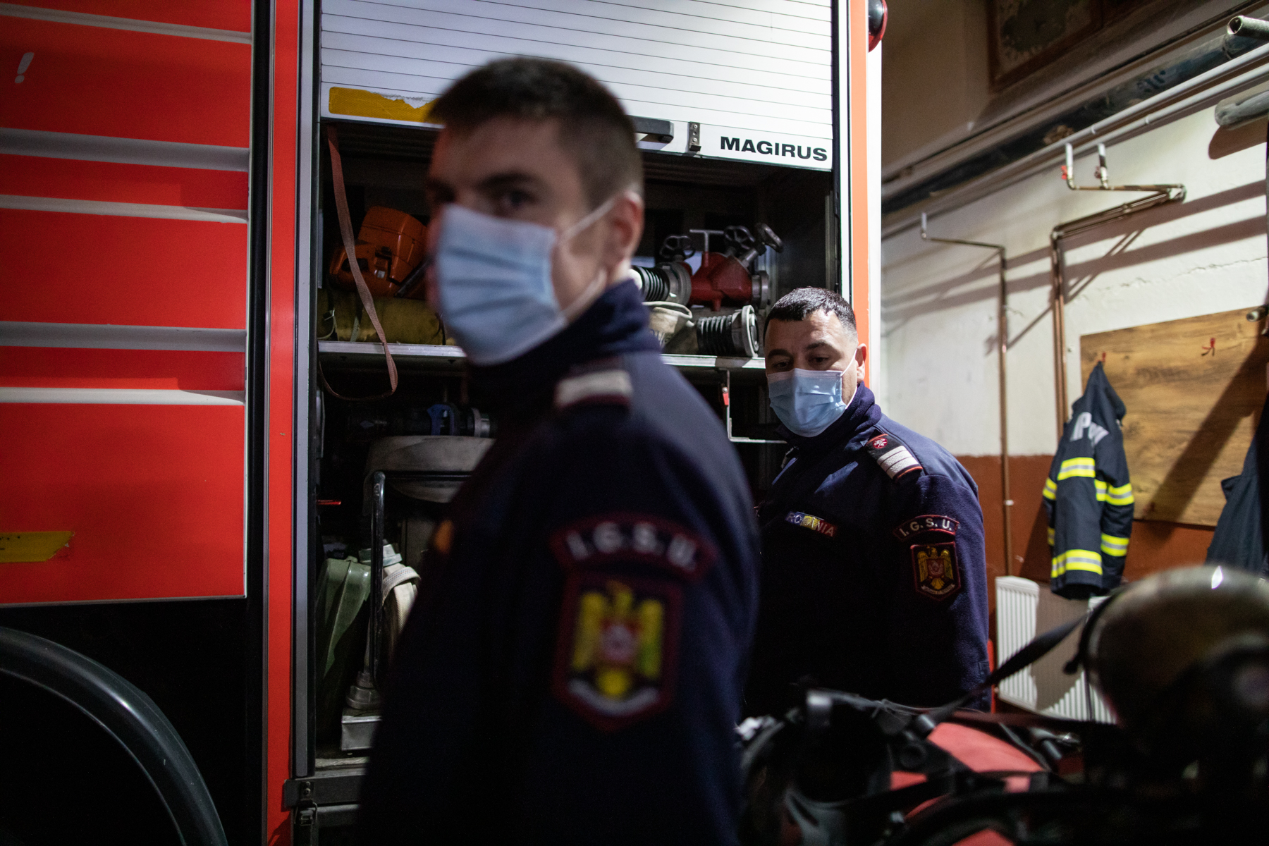 Noaptea dintre ani cu pompierii brașoveni: Cola, în loc de șampanie, și tânărul de 19 ani care n-a vrut să fie jandarm pentru a nu fi „împotriva cetățenilor”