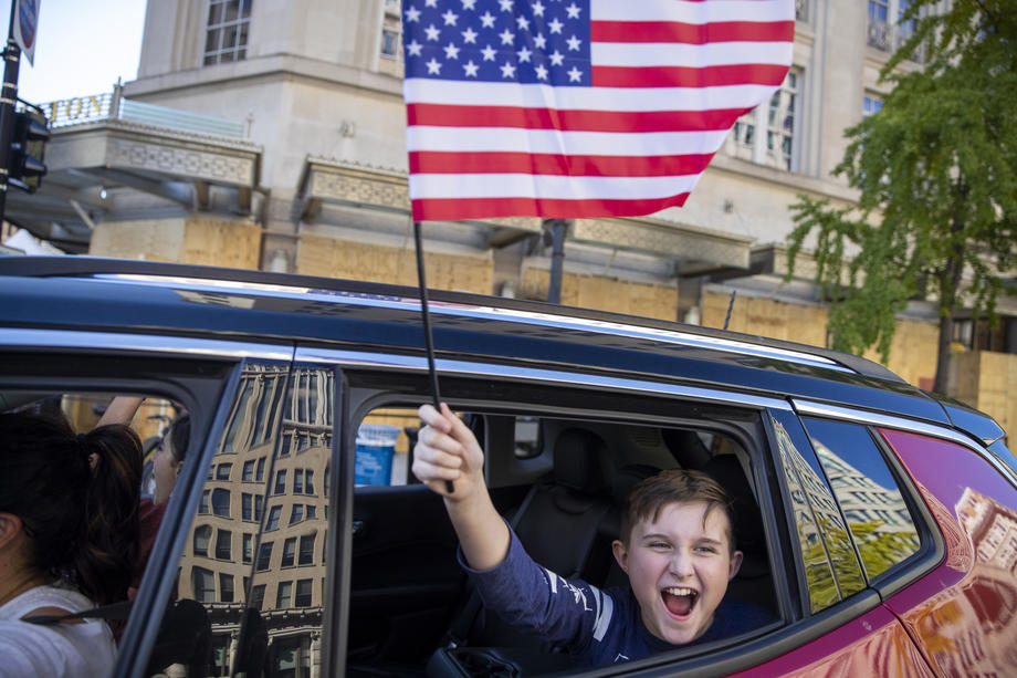 VIDEO | Artificii și șampanie! Susținătorii lui Biden sărbătoresc în stradă victoria democratului