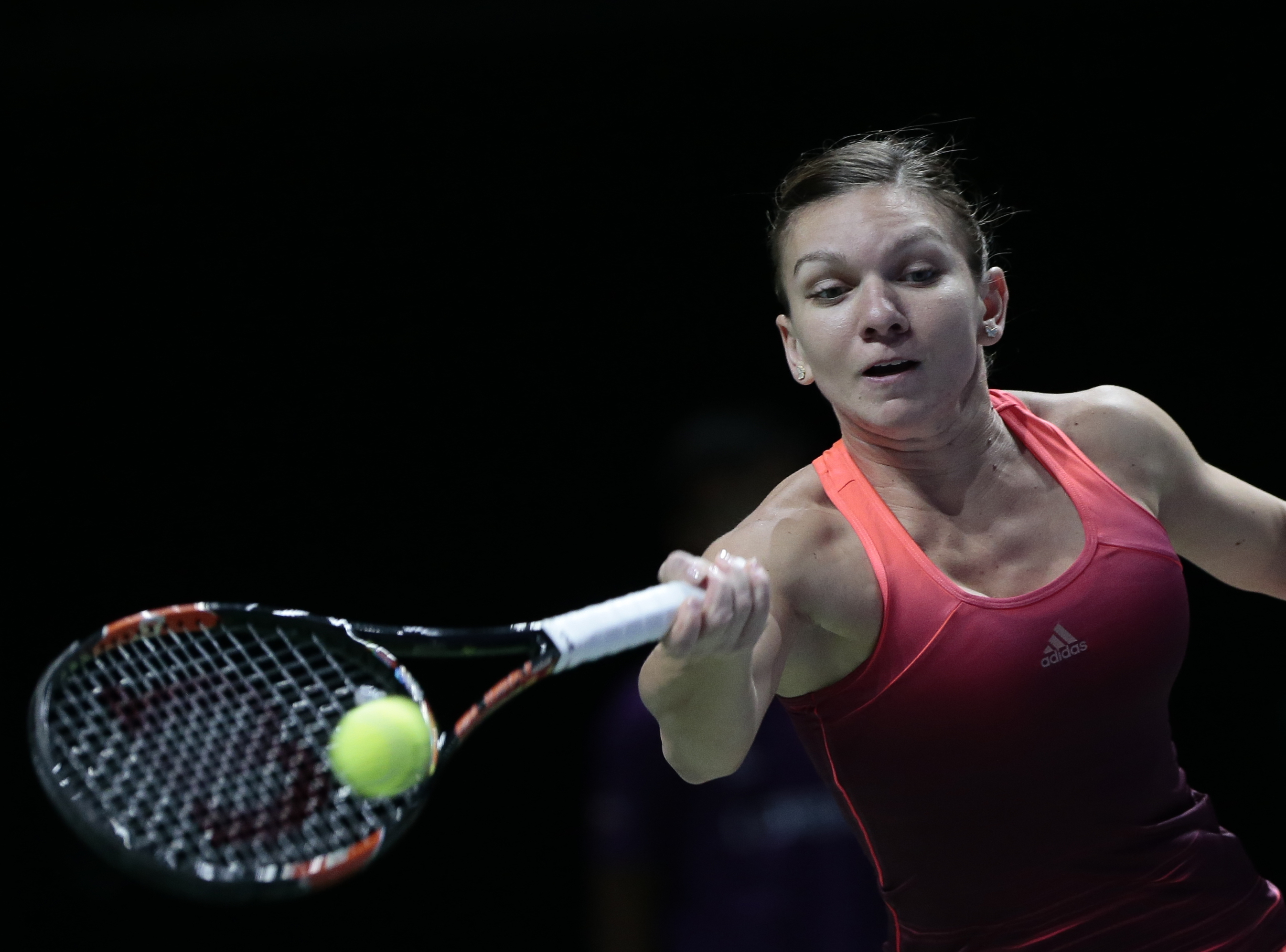 DEZASTRU LA TURNEUL CAMPIOANELOR. Halep a fost învinsă în două seturi de Radwanska şi a ratat semifinalele. A cedat psihic, după ce a pierdut primul set la tiebreak, 5-7, de la 5-1. Simona va încasa 304.000 $. Încheie anul pe 2! / FOTO&VIDEO