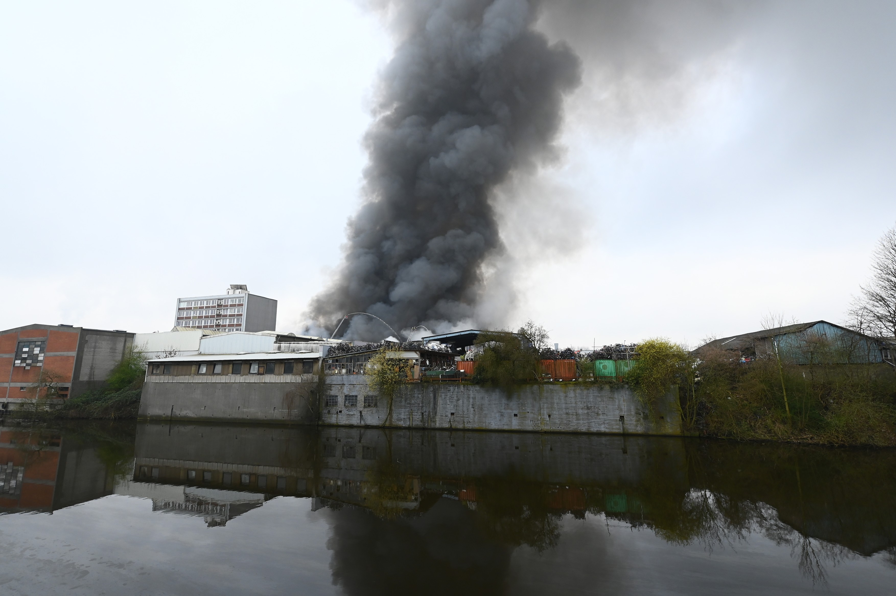 Nor uriaș de fum deasupra orașului Hamburg, după un incendiu la două depozite. „Suntem în beznă”
