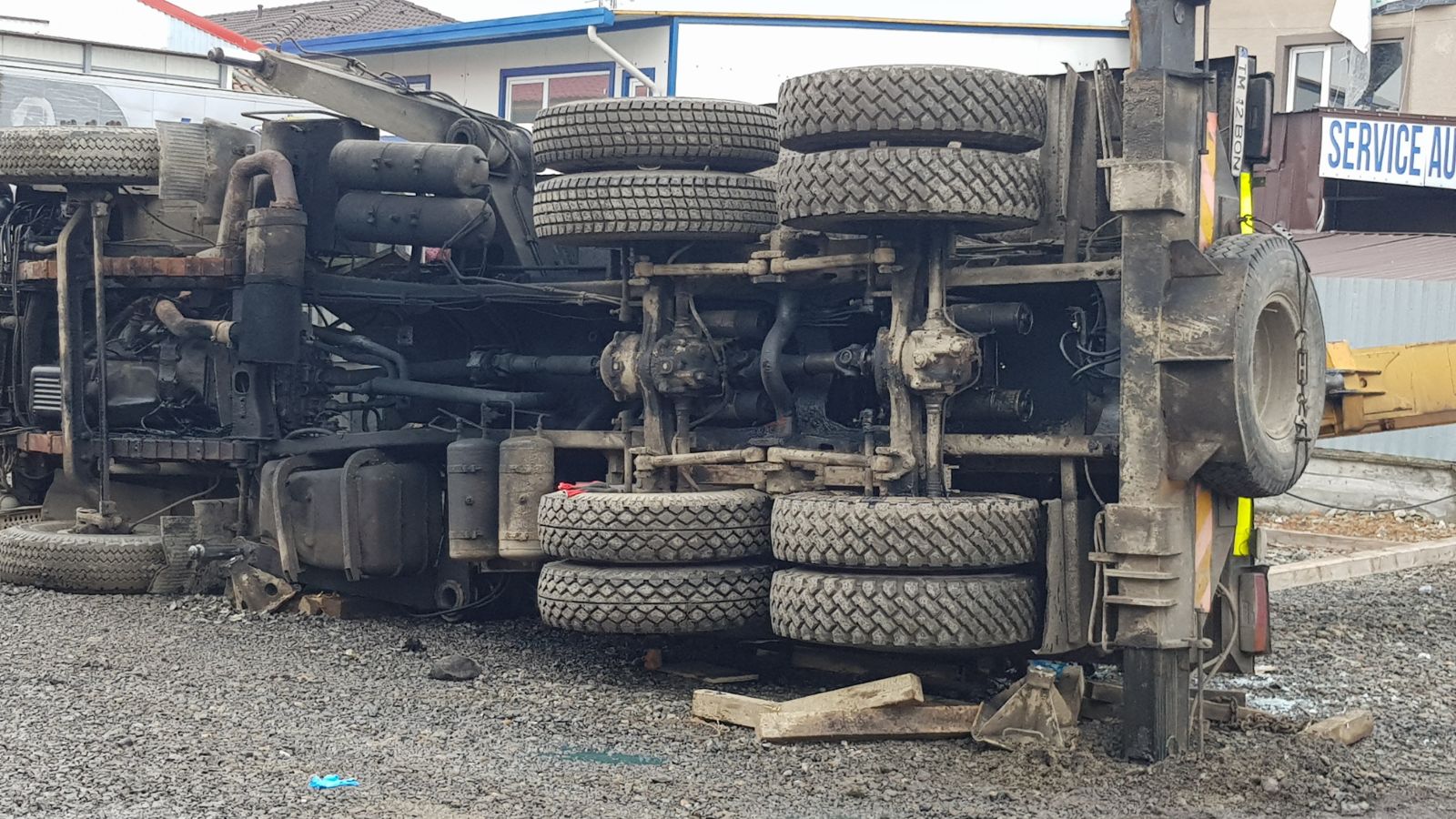Macara prăbușită peste o construcție în Dumbrăvița, județul Timiș. Șoferul autovehiculului a fost rănit/ FOTO