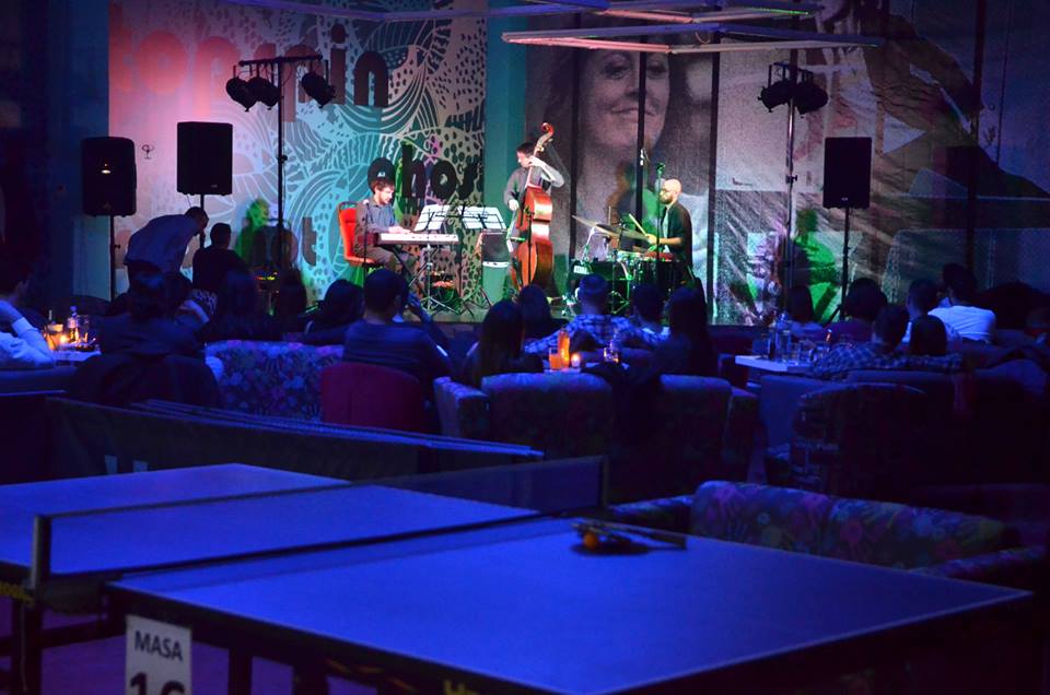 Ping pong-ul pe ritmuri de jazz a ajuns şi în România. Află unde întâlneşti această atmosferă / FOTO&VIDEO