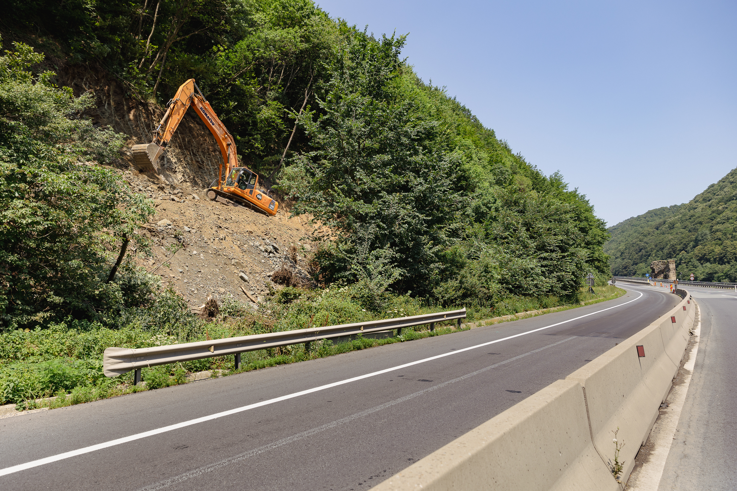 REPORTAJ Valea Oltului - viața după barieră. În lipsa traficului, natura își revine și nu prea, iar ministrul Grindeanu supraveghează cu drona progresul lucrărilor