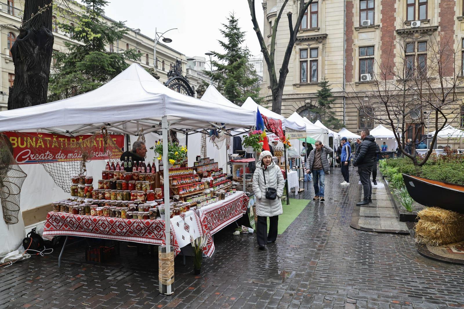 Borș pescăresc și mici din pește sub privirile bucureștenilor. Cât a ajuns să coste un kilogram de cozonac la târgul pescăresc de Florii