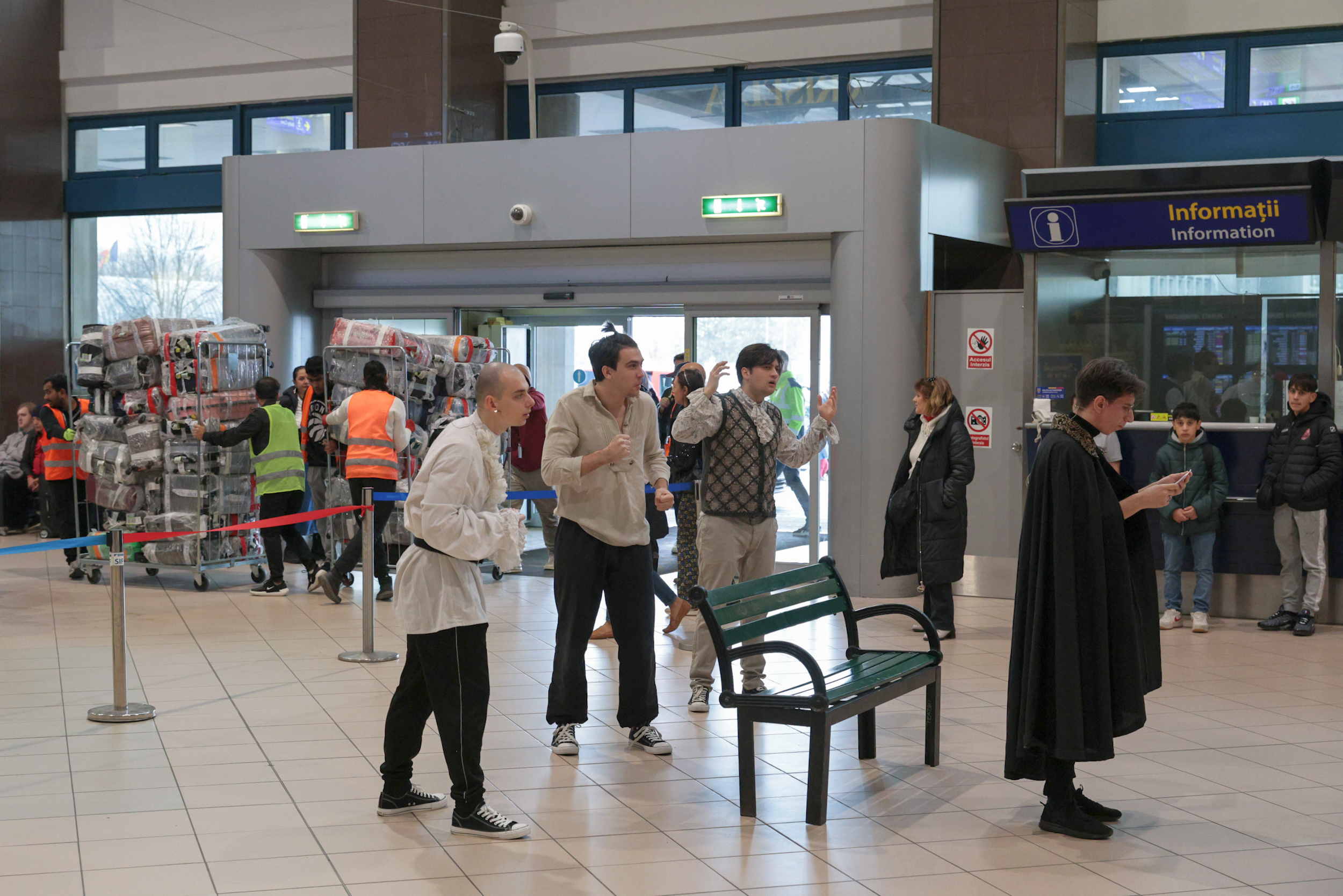 Surpriză pentru călătorii de pe Aeroportul Otopeni, de Valentine’s Day: spectacole din Shakespeare și momente coregrafice