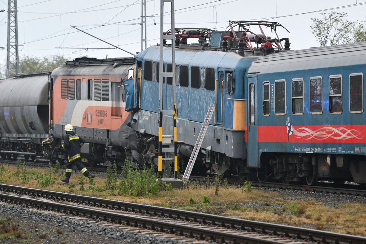 Pasagerii unui tren românesc, mutați în altă garnitură, după un accident între două trenuri, în Ungaria. Mai multe persoane au fost rănite