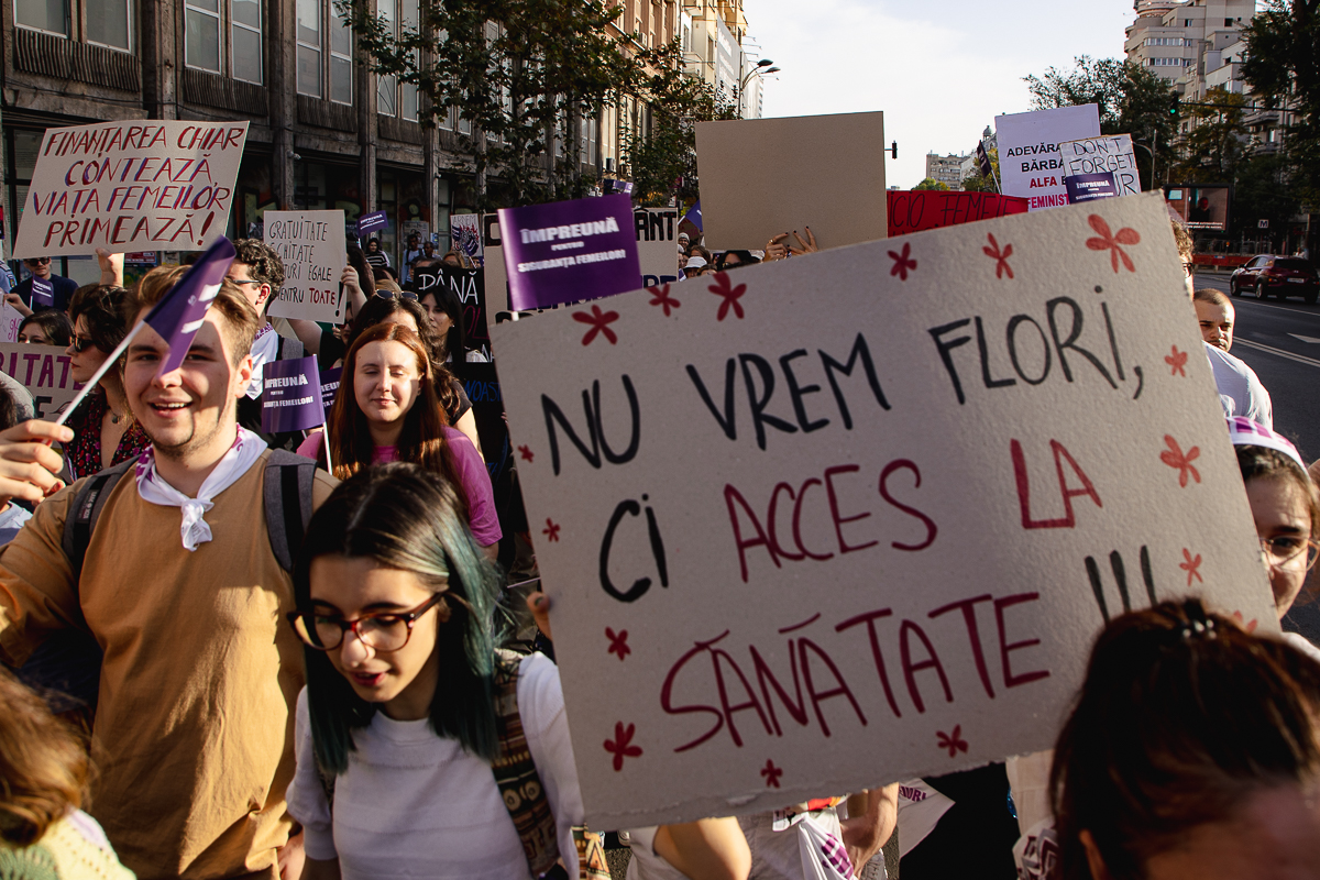 REPORTAJ. De ce au ieșit sute de femei să-și ceară drepturile în stradă: „La mine în sat, violența domestică e regula zilei. Iar poliția nu te ia în serios”