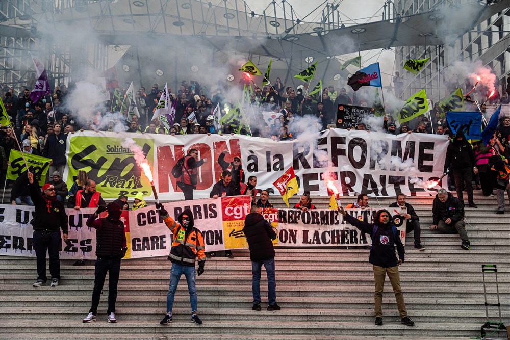 Protestatarii francezi au intrat cu torțe în sediul unei companii financiare din Paris, pe fondul furiei față de legea pensiilor