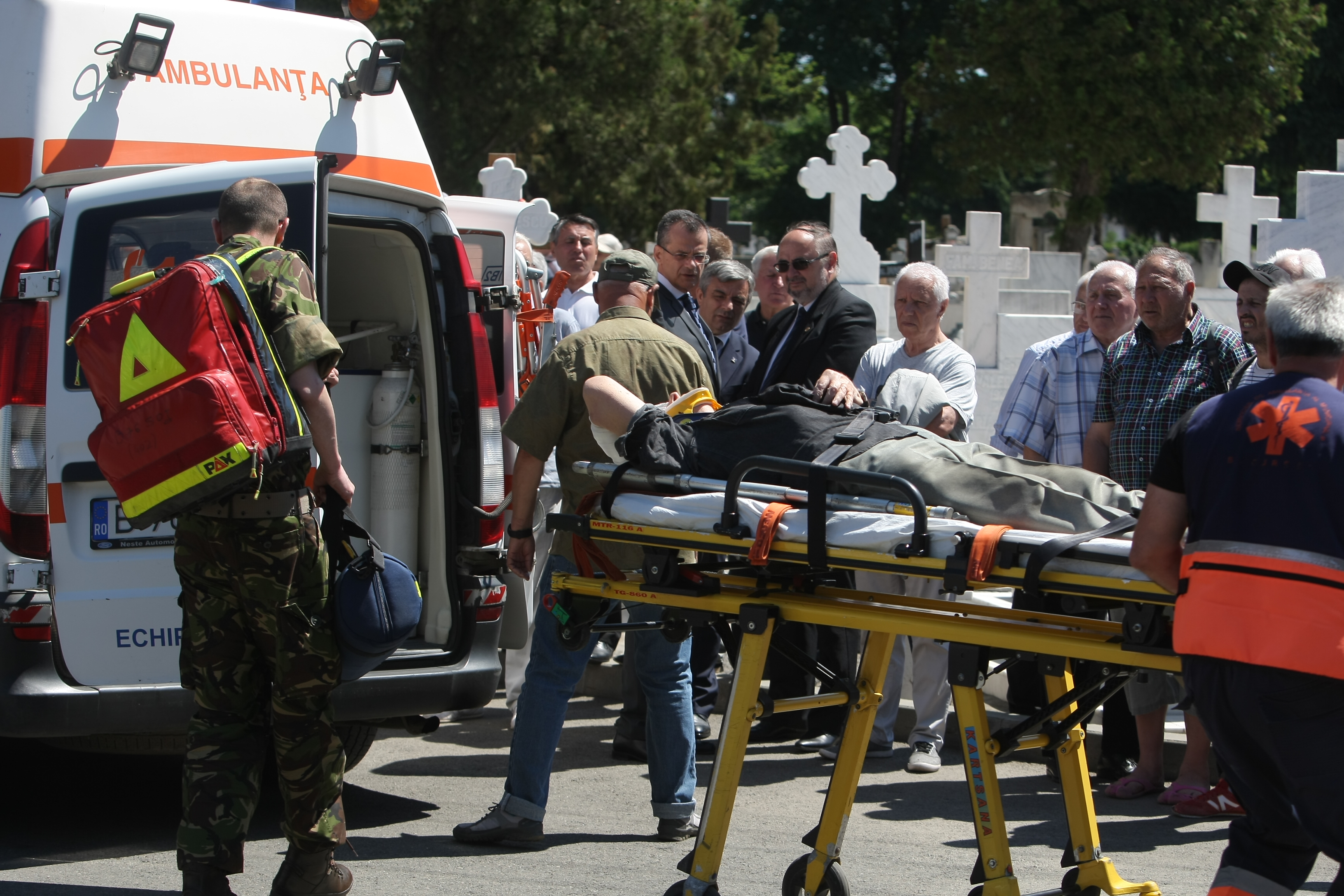 GALERIE FOTO&VIDEO/ Cristian Țopescu, înmormântat cu onoruri militare, la Cimitirul Ghencea Militar din București