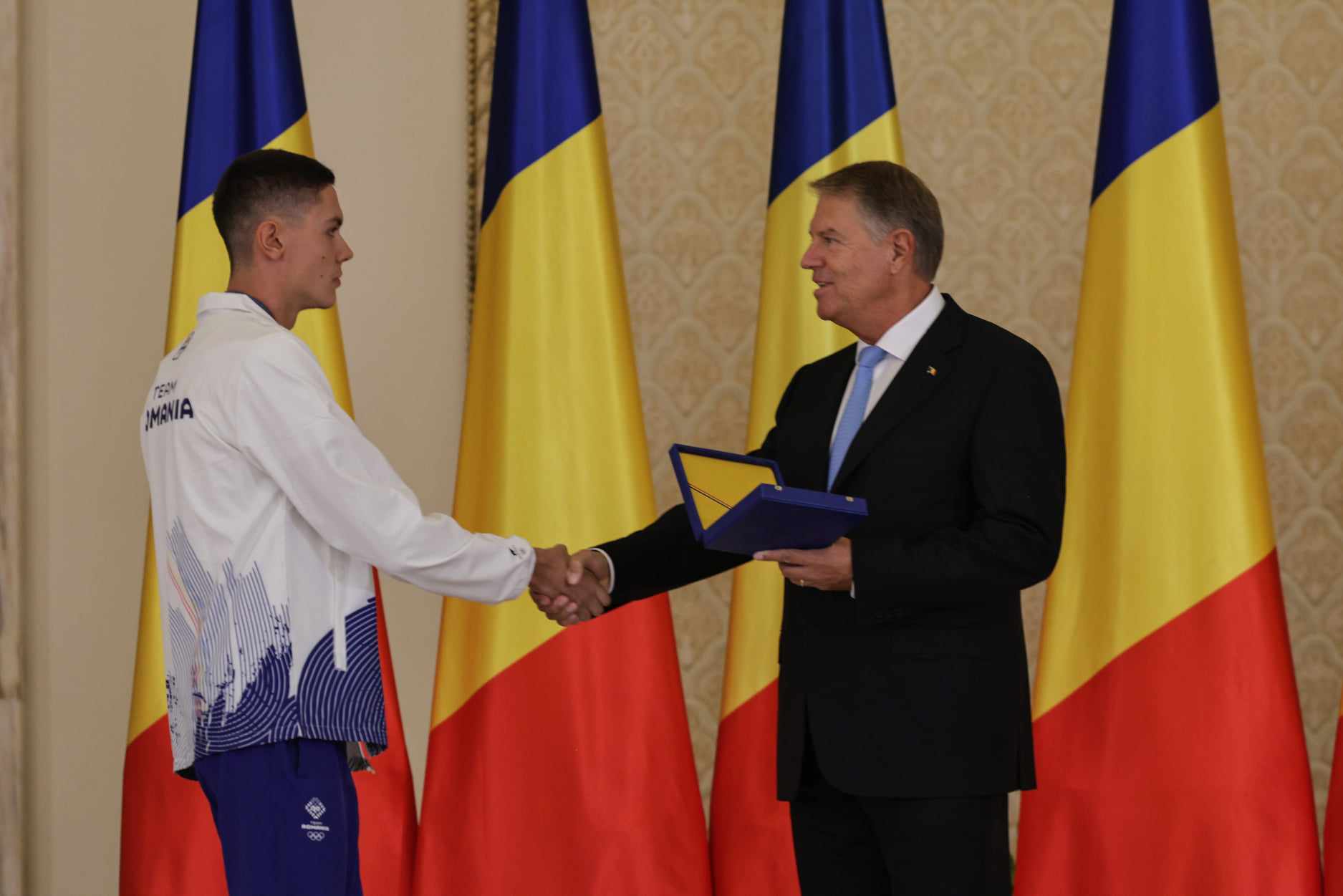 Gafă a președintelui Iohannis la decorarea medaliaţilor de la JO Paris. A spus „comemorarea”, în loc de „ceremonia” | VIDEO