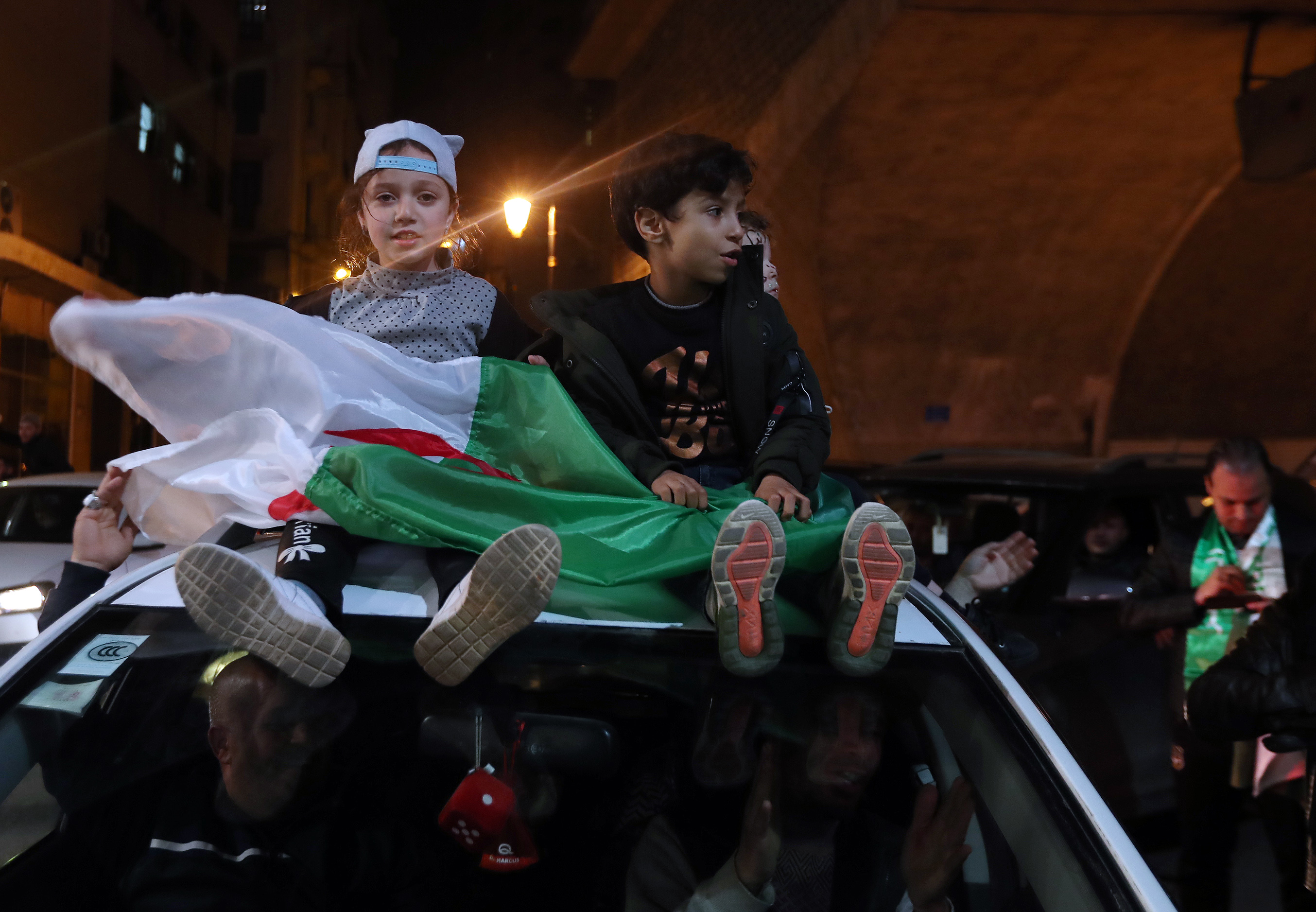Mii de algerieni au sărbătorit în stradă demisia președintelui Abdelaziz Bouteflika (FOTO)