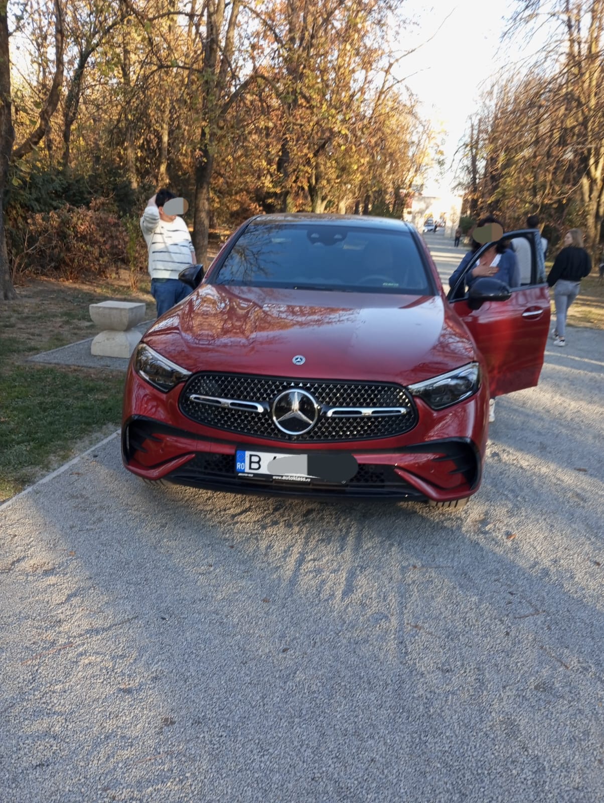 O șoferiță din București a intrat cu bolidul pe sub Poarta Sărutului și a parcat lângă Masa Tăcerii. Amenda dată de polițiști