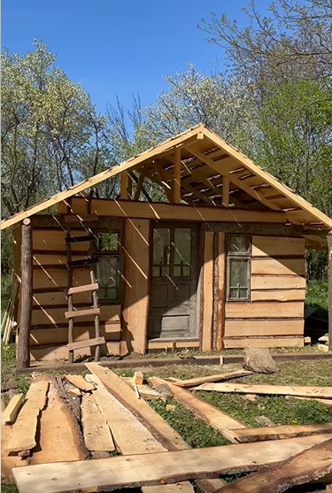 Cum arată cabana din pădure a Mihaelei Bilic după ce i-a pus acoperișul. Și-a amenajat și curtea, unde are hamac