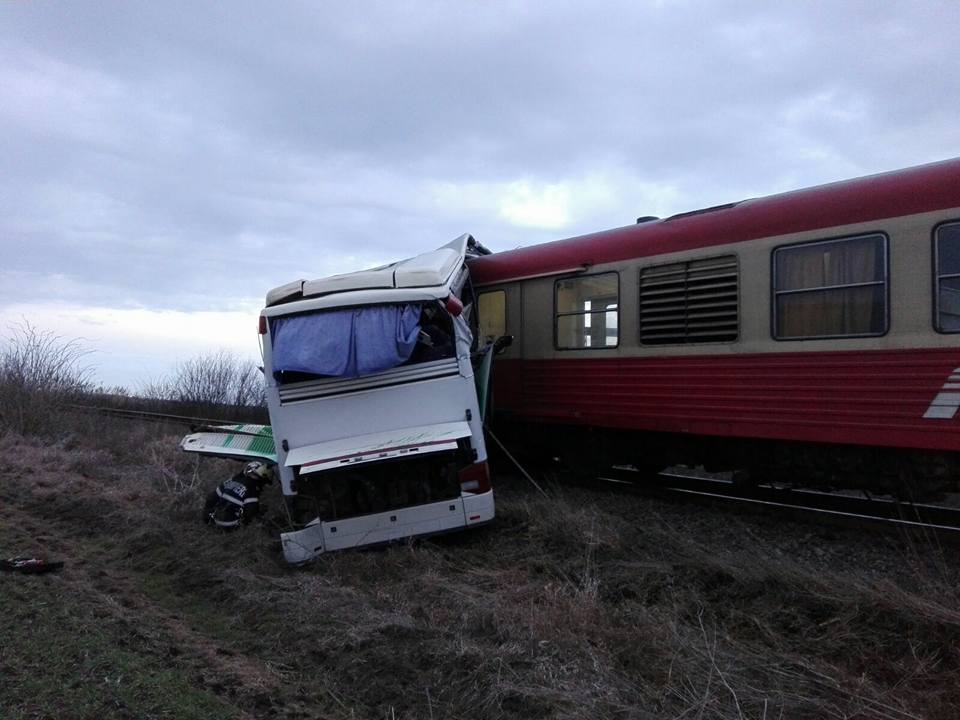 Autocar lovit de tren în județul Timiș. Mai mulți pasageri au fost răniți