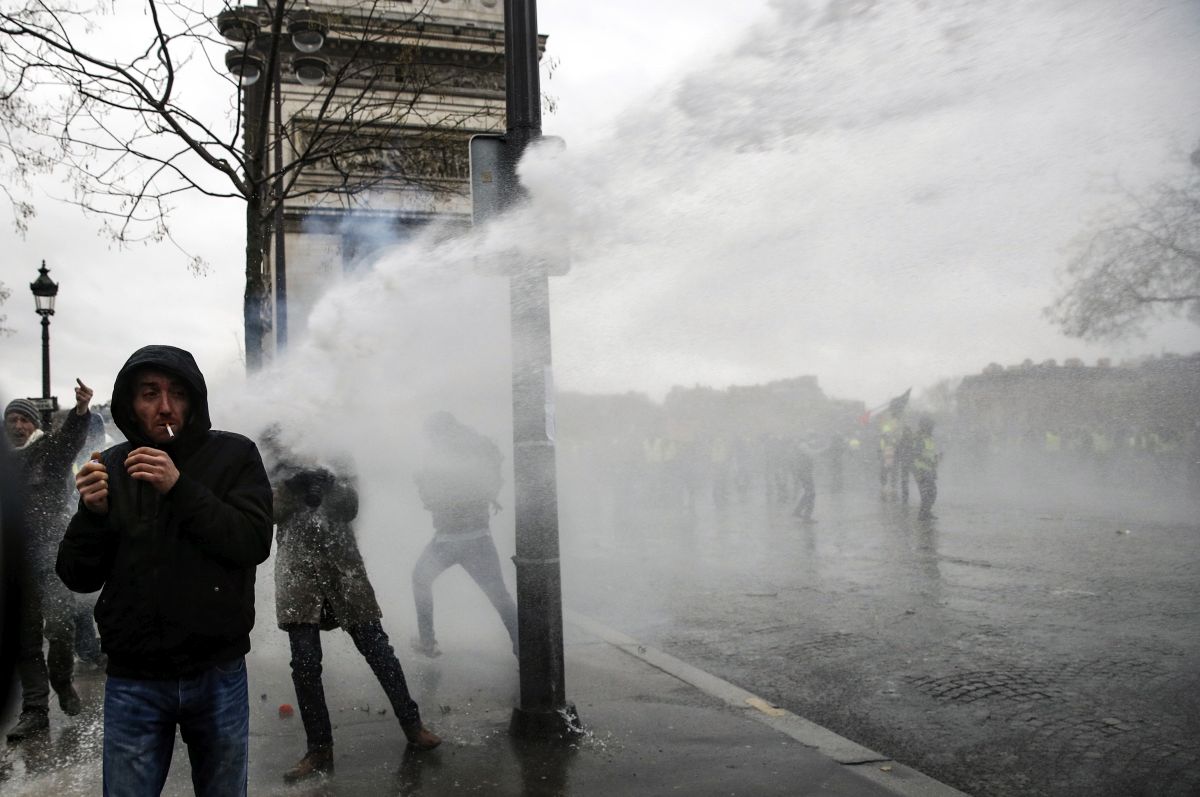 FOTO | Noi violențe la protestul vestelor galbene din Paris: tunuri cu apă, gaze lacrimogene și zeci de rețineri