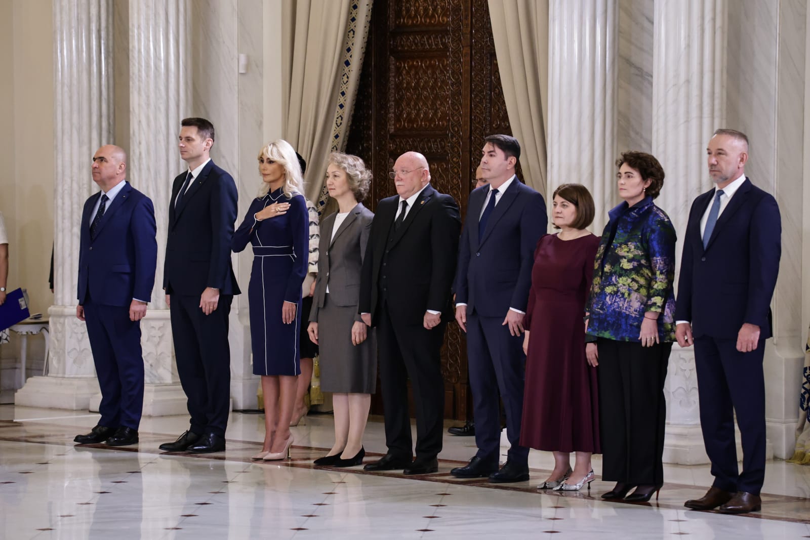 Trei noi judecători la CCR. Dacian Dragoş, Csaba Asztalos şi Mihai Busuioc au depus jurământul la Cotroceni. Cine sunt cei 9 judecători ai Curții
