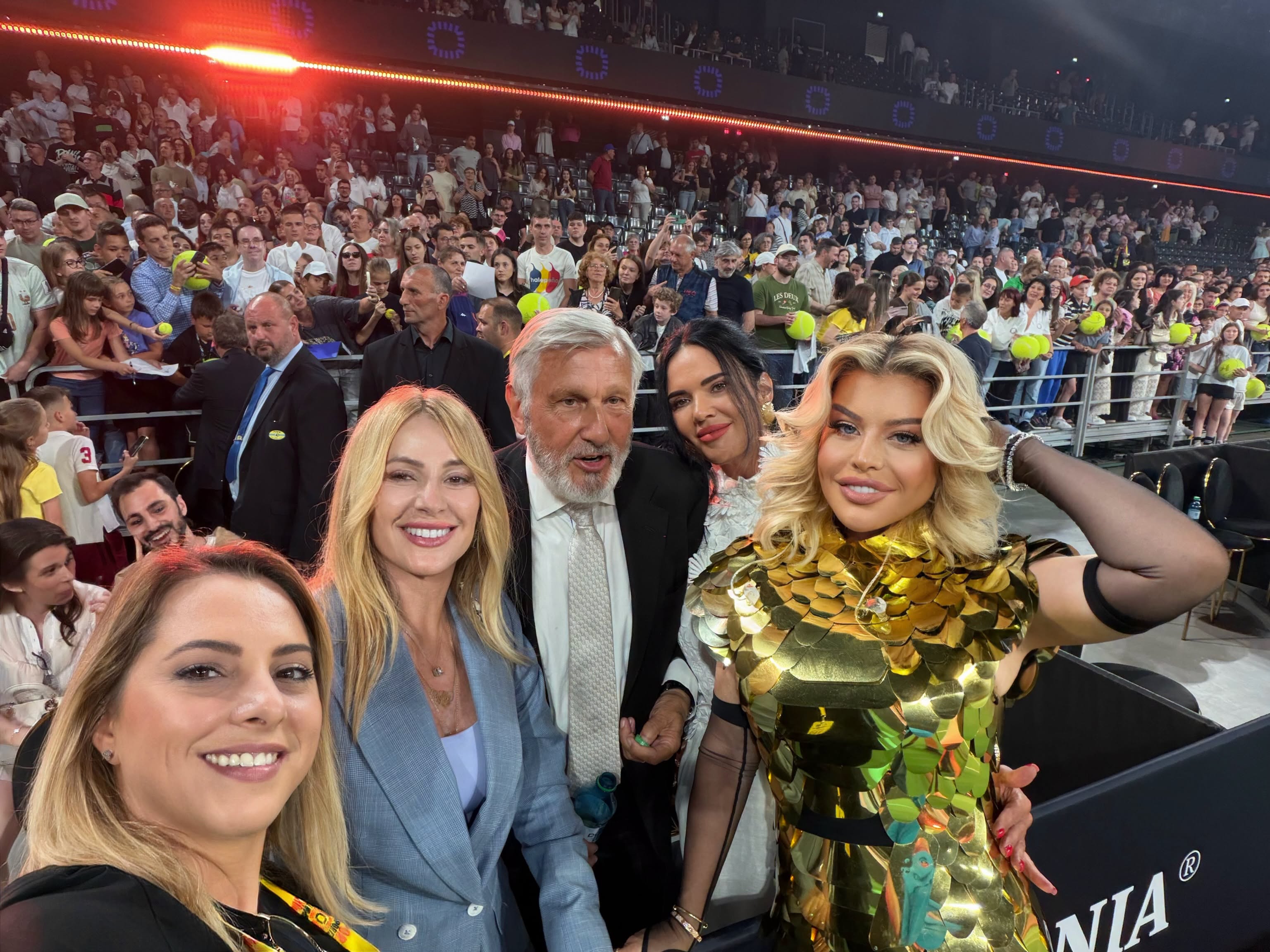 Loredana Groza, imagini de colecție. Artista s-a afișat alături de Nadia Comăneci, Ilie Năstase, Virginia Ruzici, Simona Halep și Darren Cahill