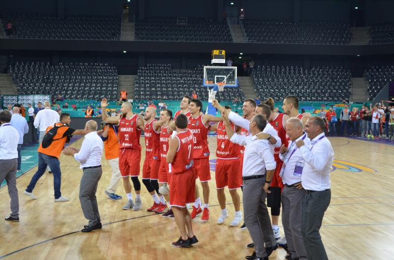Drapel al Ungariei, ars la Cluj-Napoca de fanii români. Scandal înainte de meciul de calificare în optimile Eurobasket 2017 | VIDEO
