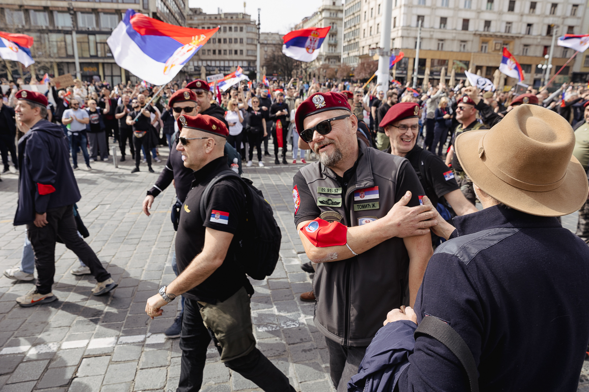 Drapelul României flutură în mijlocul protestului uriaș de la Belgrad: „Ne-am inspirat de la voi!”