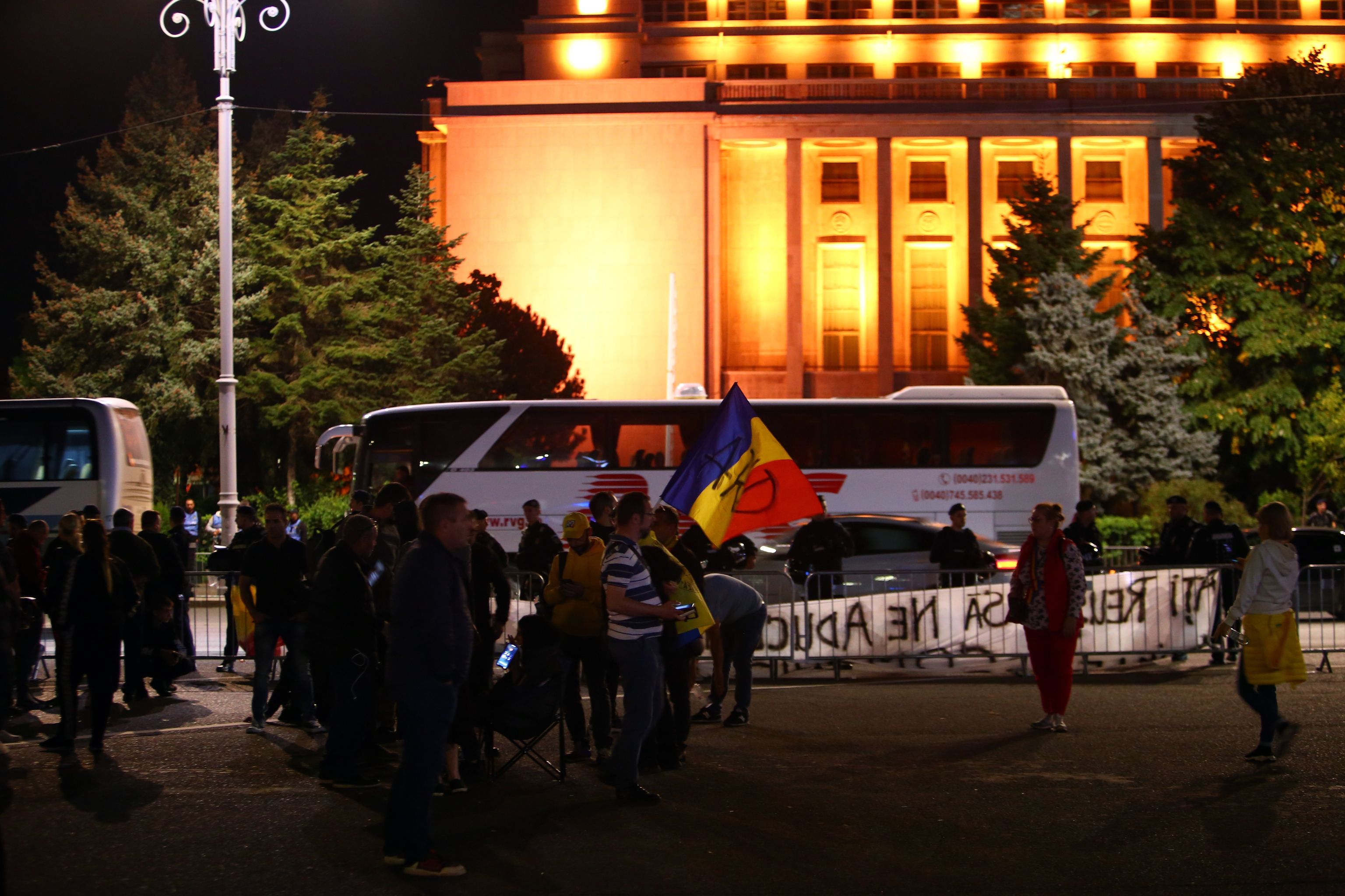 Scandal între taberele Simion și Șoșoacă, la protestul AUR. Manifestanții, despărțiți de jandarmi