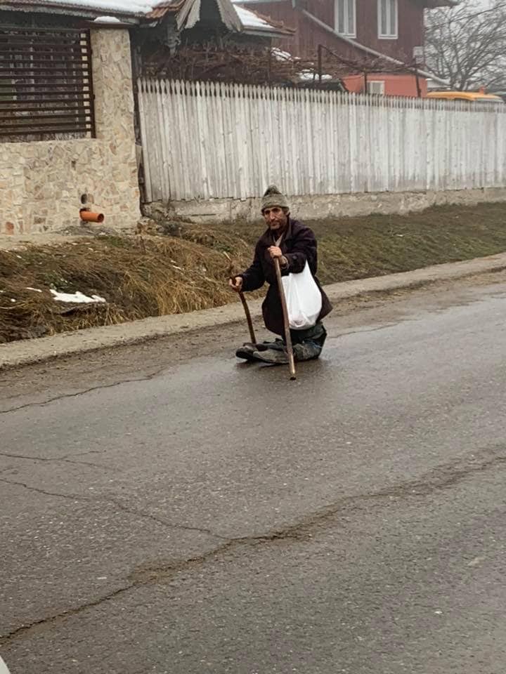 FOTO | Povestea tragică a lui nea Ion, un bătrân care merge în genunchi, dar are grijă de fratele său imobilizat în pat
